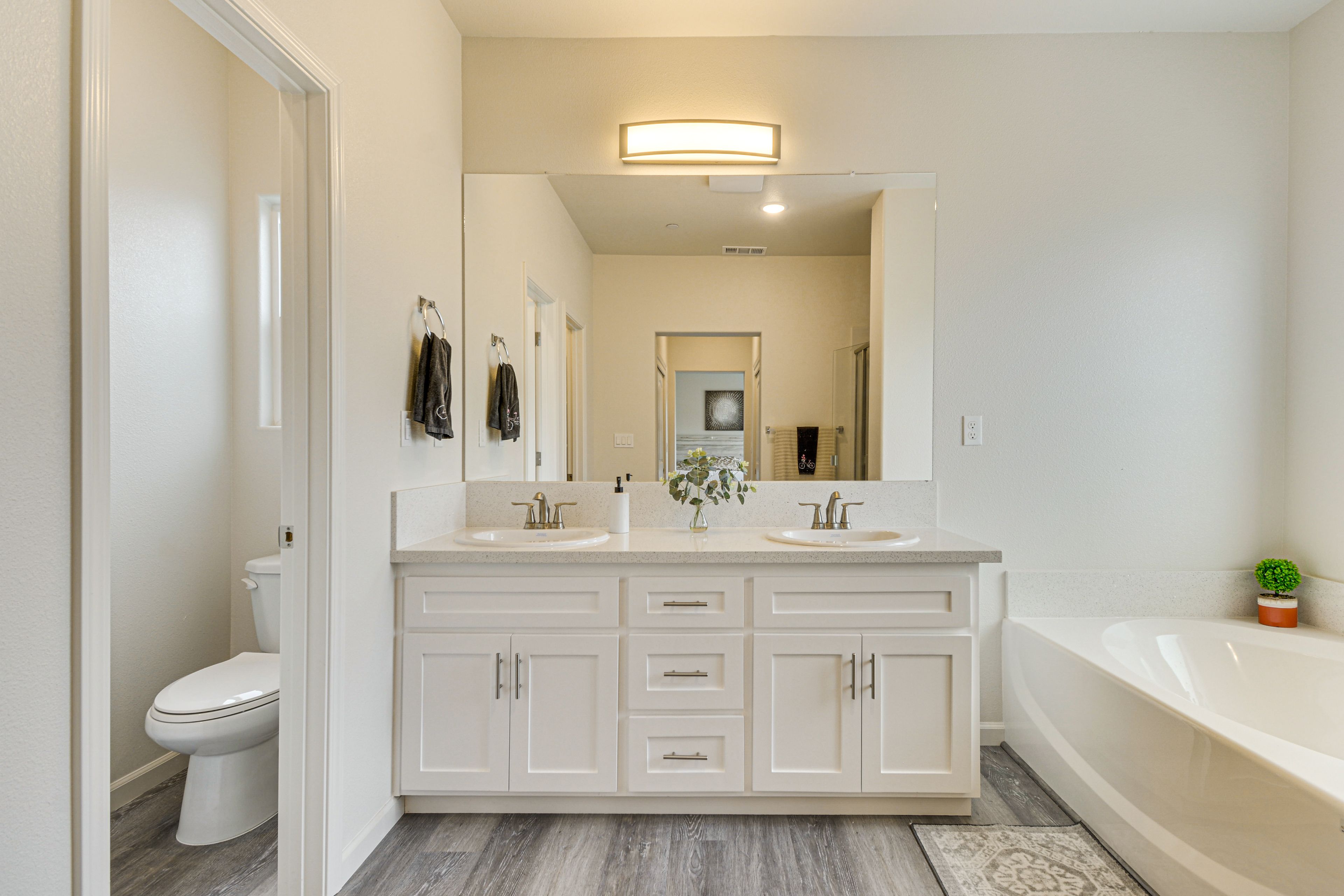 En-Suite Bathroom | Towels & Linens Provided | 2nd Floor