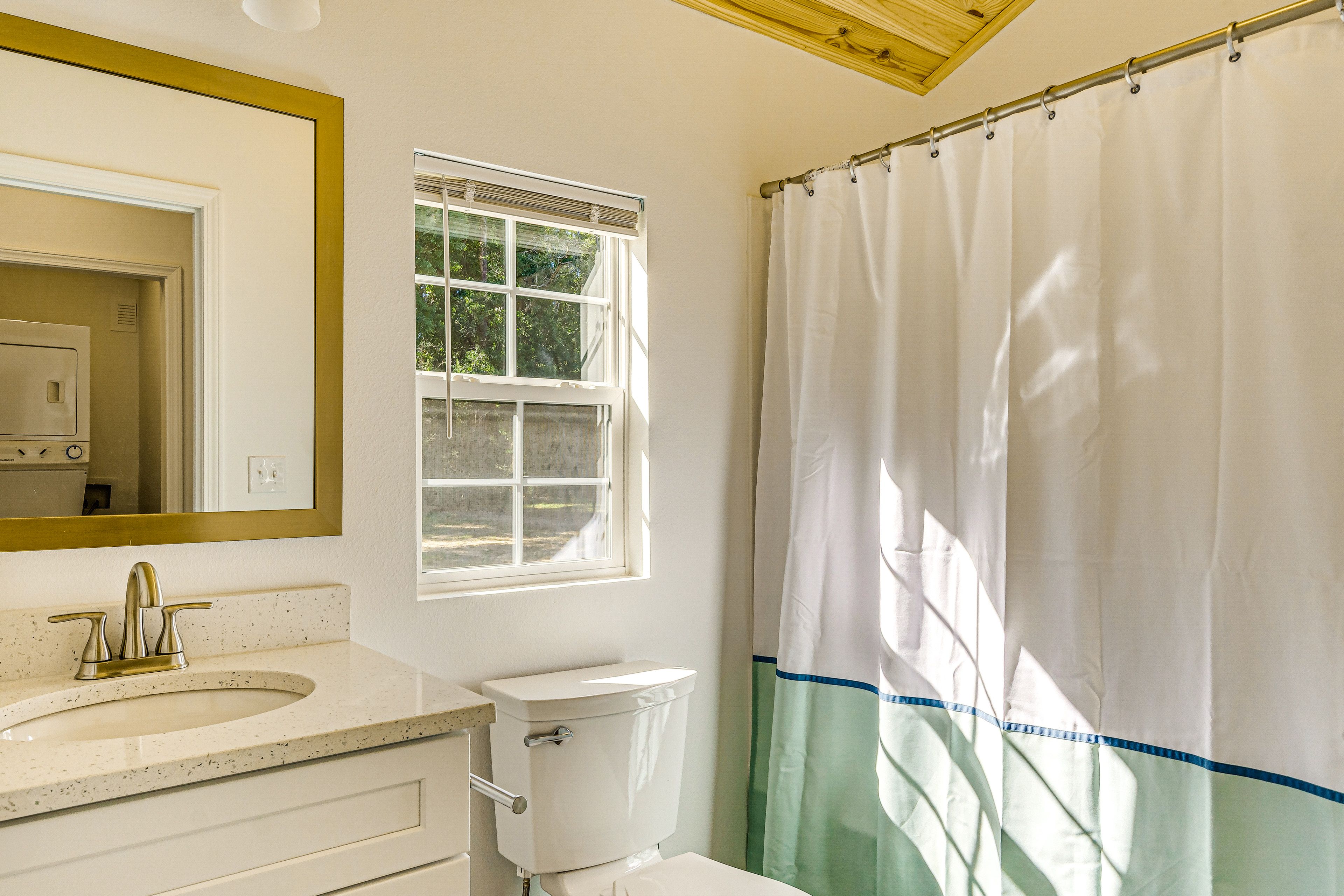 Full Bathroom | Towels Provided