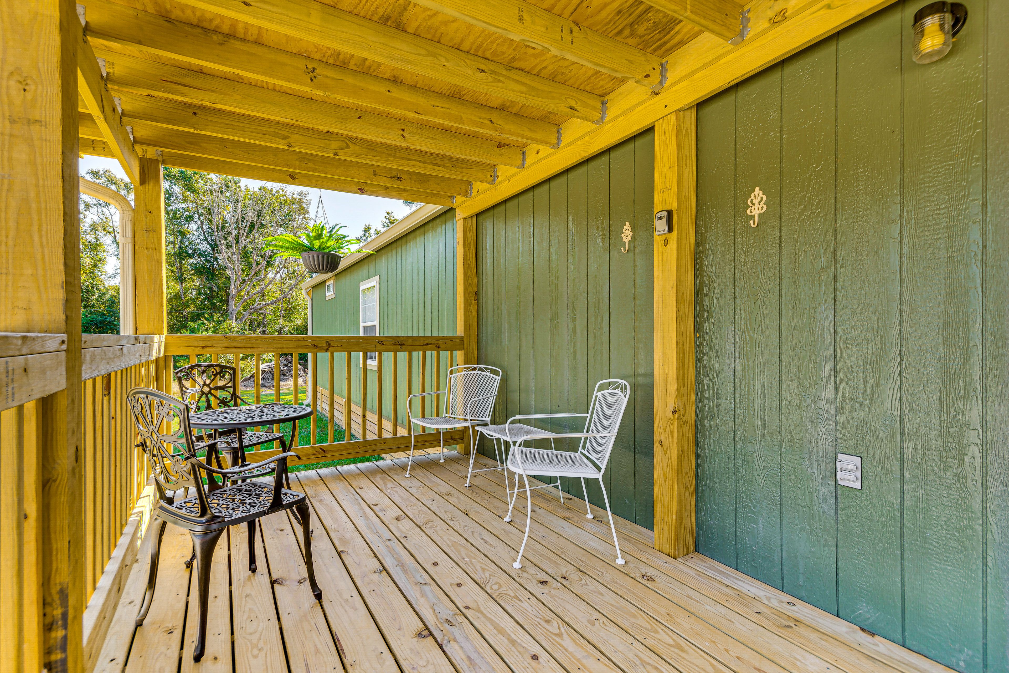 Furnished Porch | Single-Story Cottage