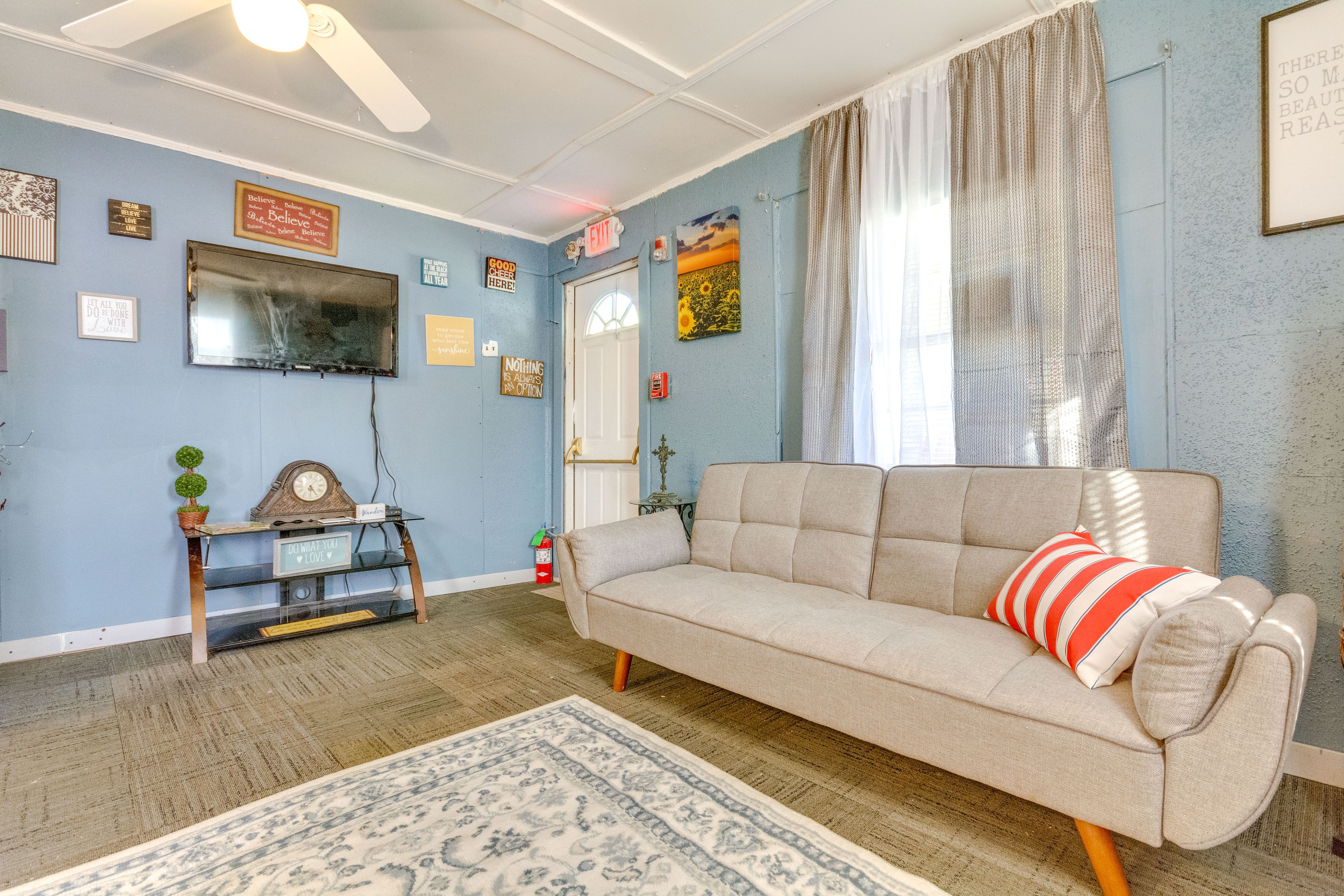 Living Area | Queen Futon | Smart TV | Central Heating & A/C | Free WiFi