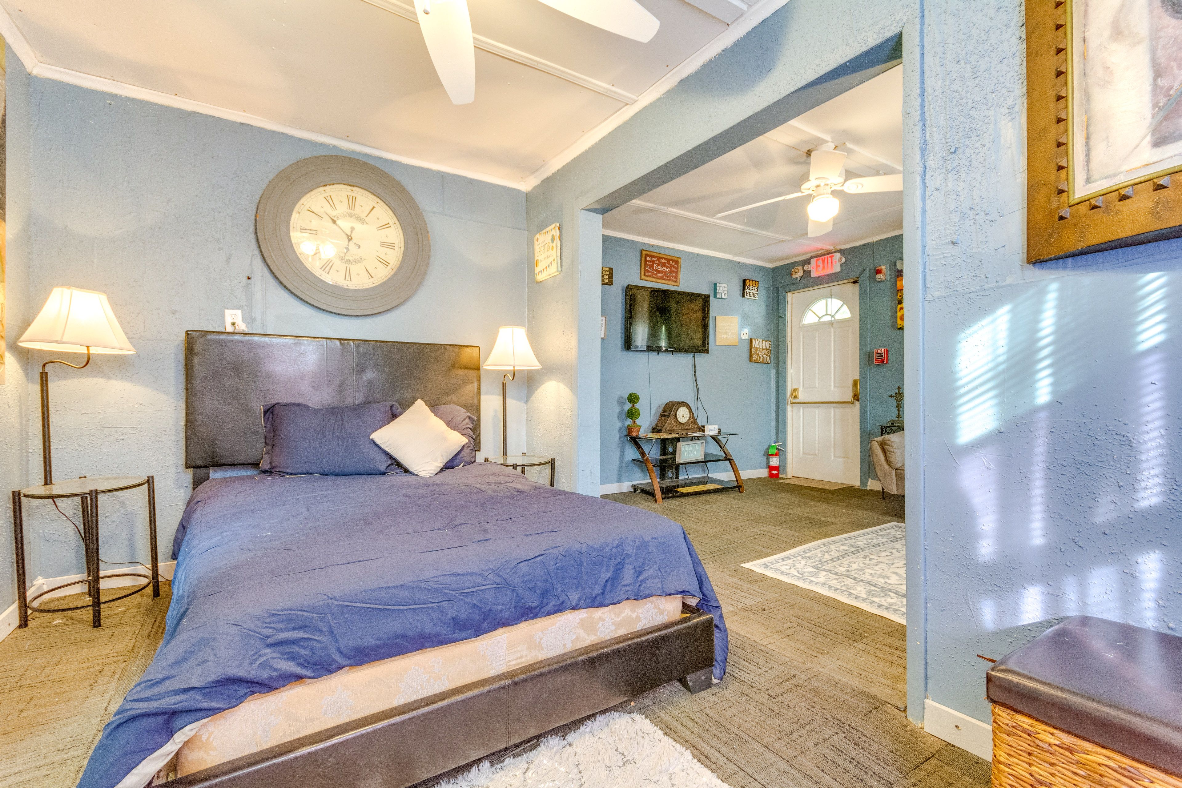 Studio | King Bed | Linens Provided