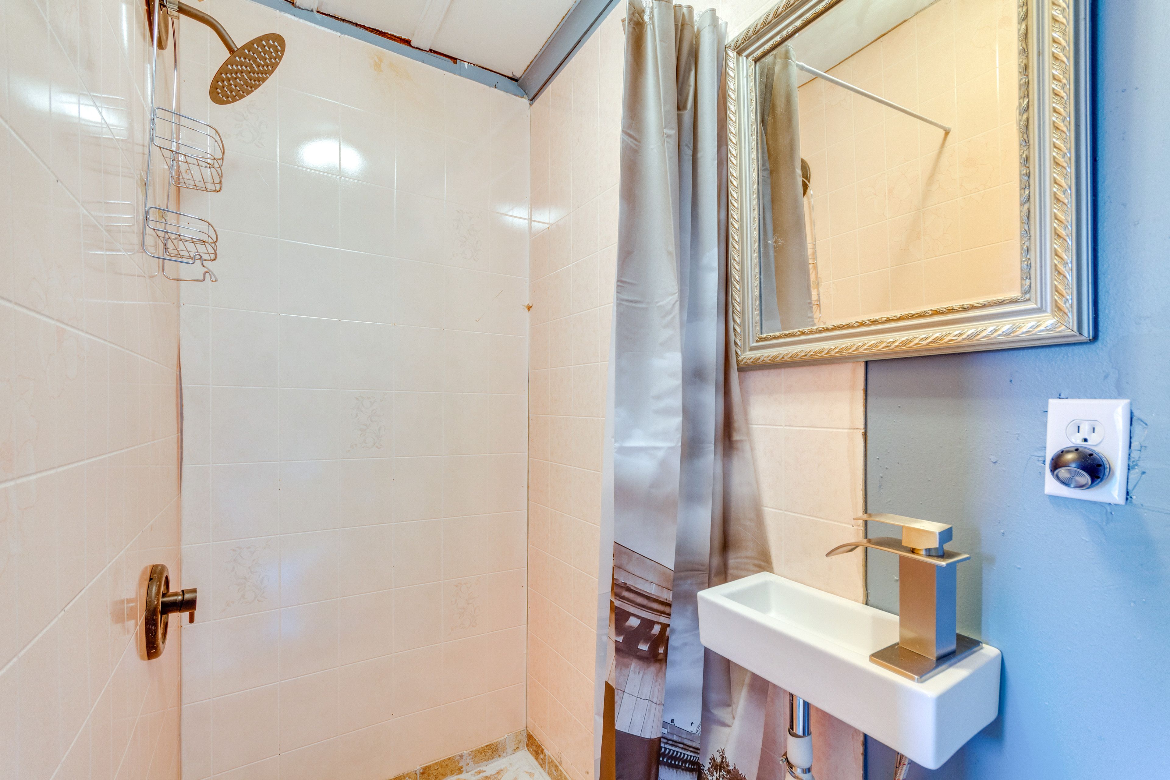 Full Bathroom | Towels Provided