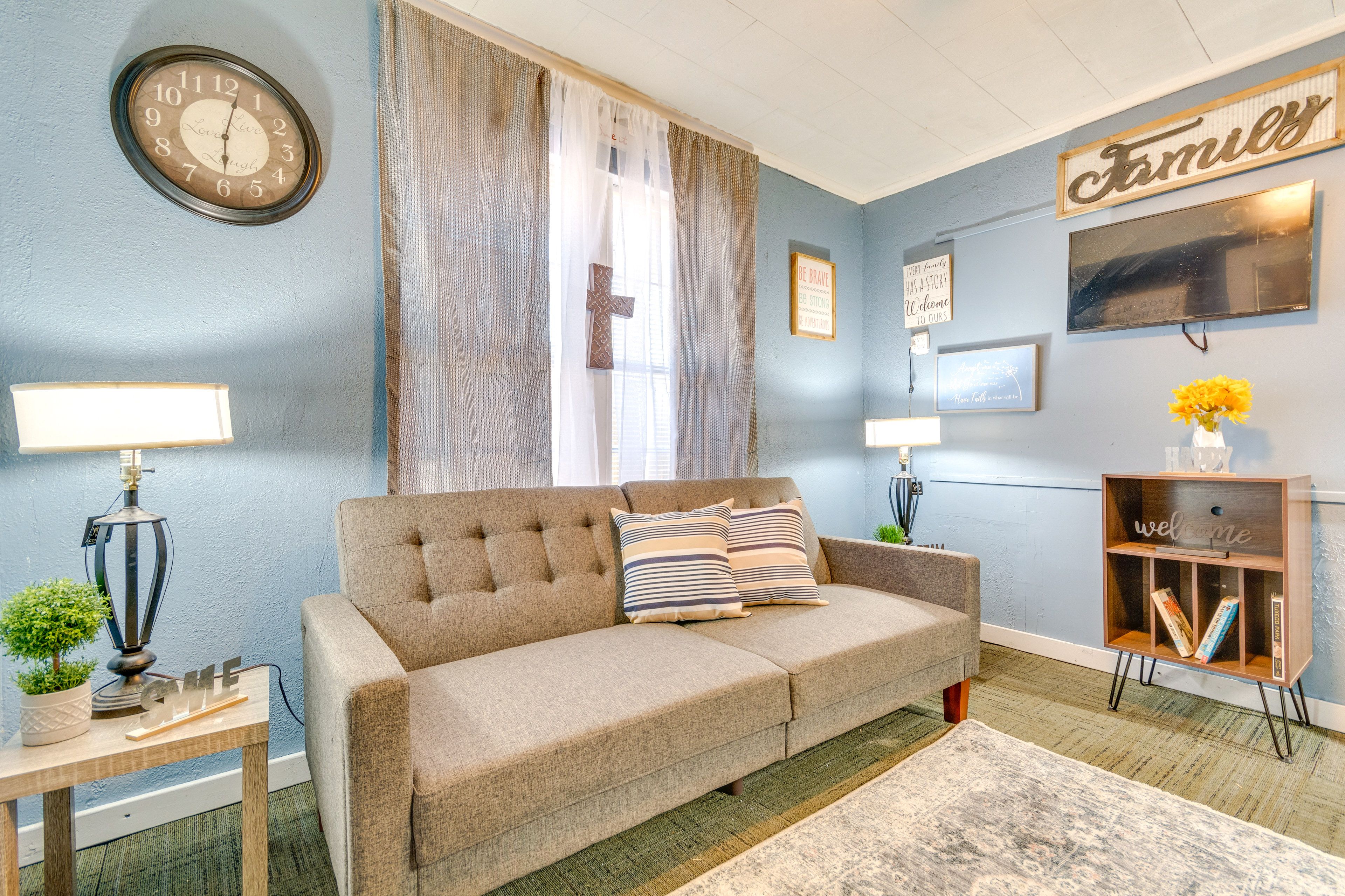 North Little Rock Vacation Rental | Studio | 1BA | 450 Sq Ft | 3 Steps to Enter