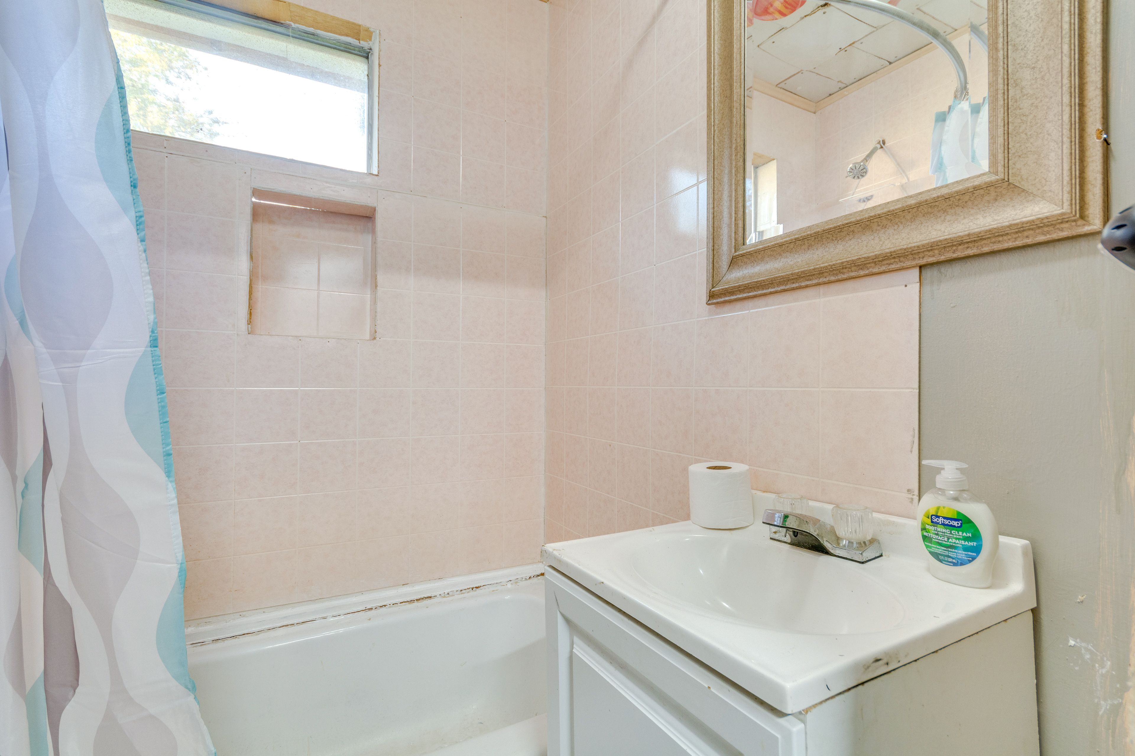 Full Bathroom | Towels Provided | Hair Dryer