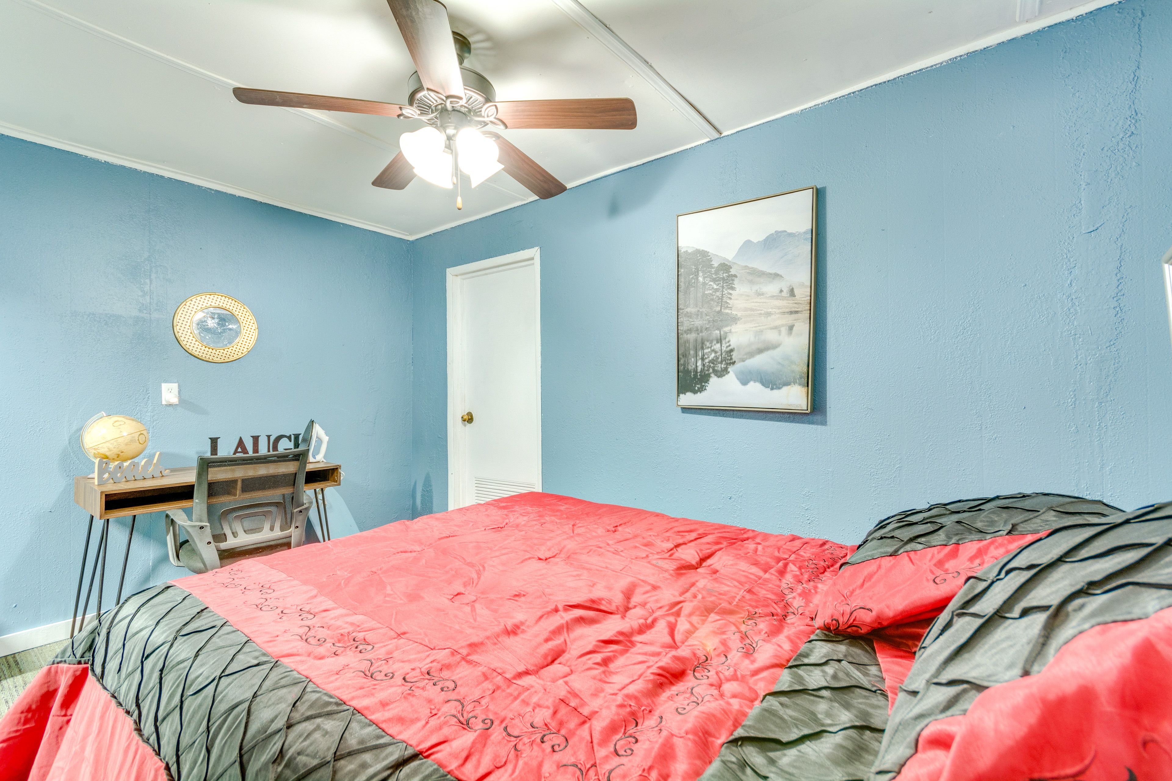 Studio | King Bed | Linens Provided | Laptop-Friendly Workspace