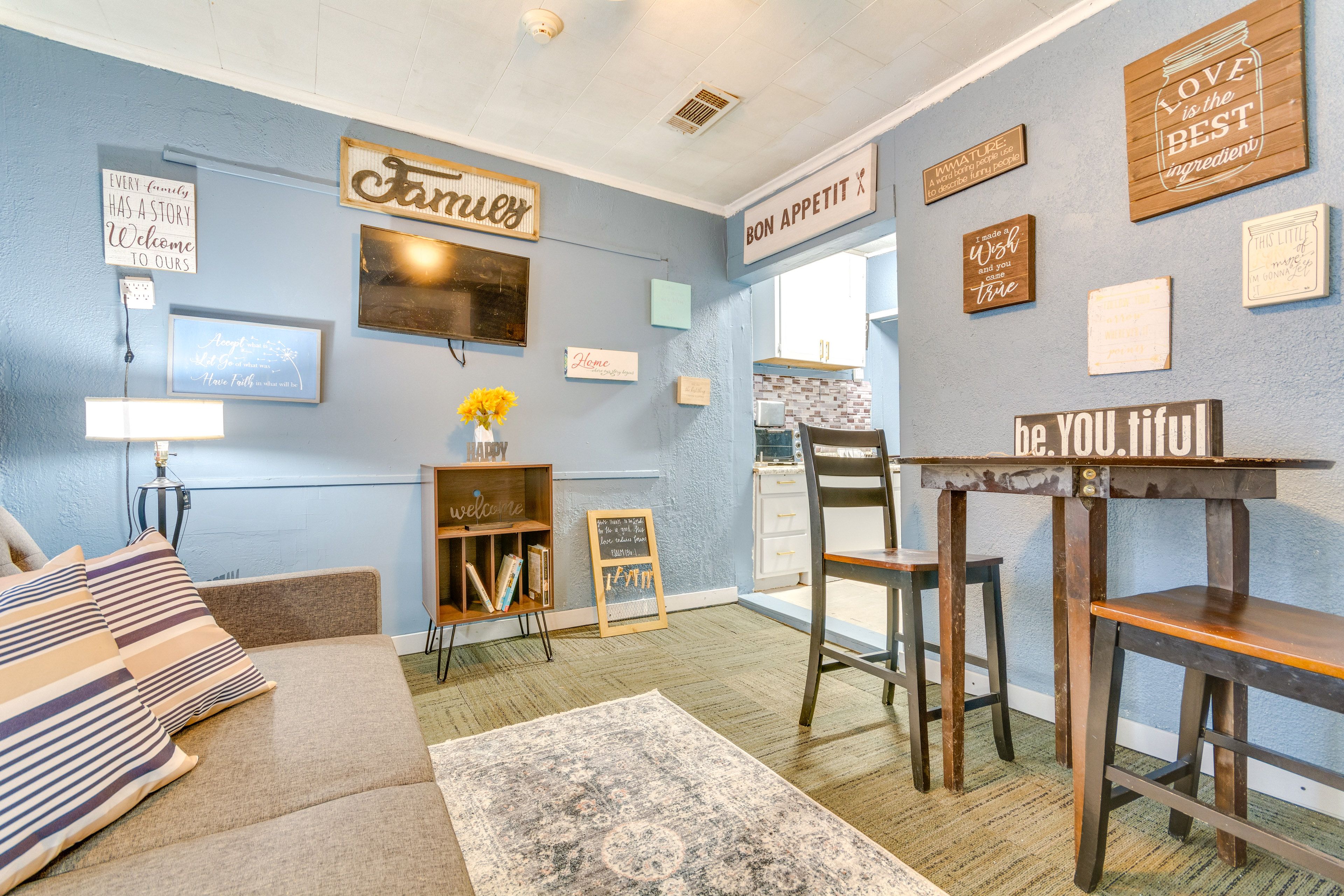 Living Area | Queen Futon | Smart TV | Central Heating & A/C | Free WiFi
