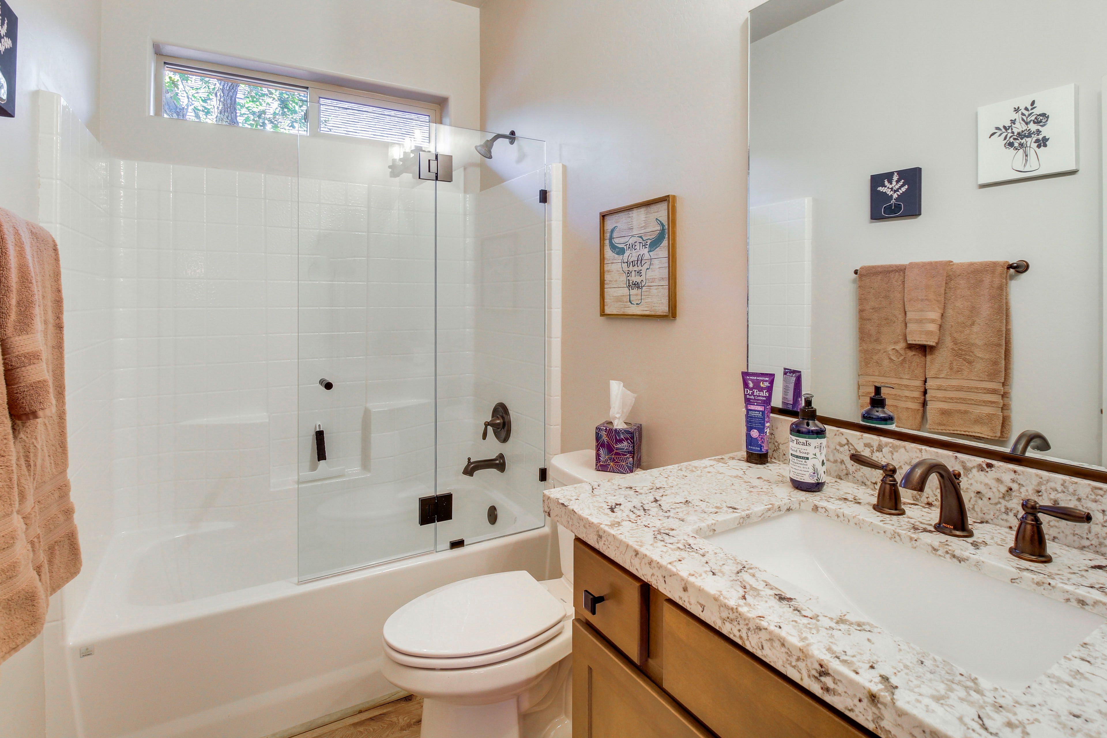 Full Bathroom | Towels Provided