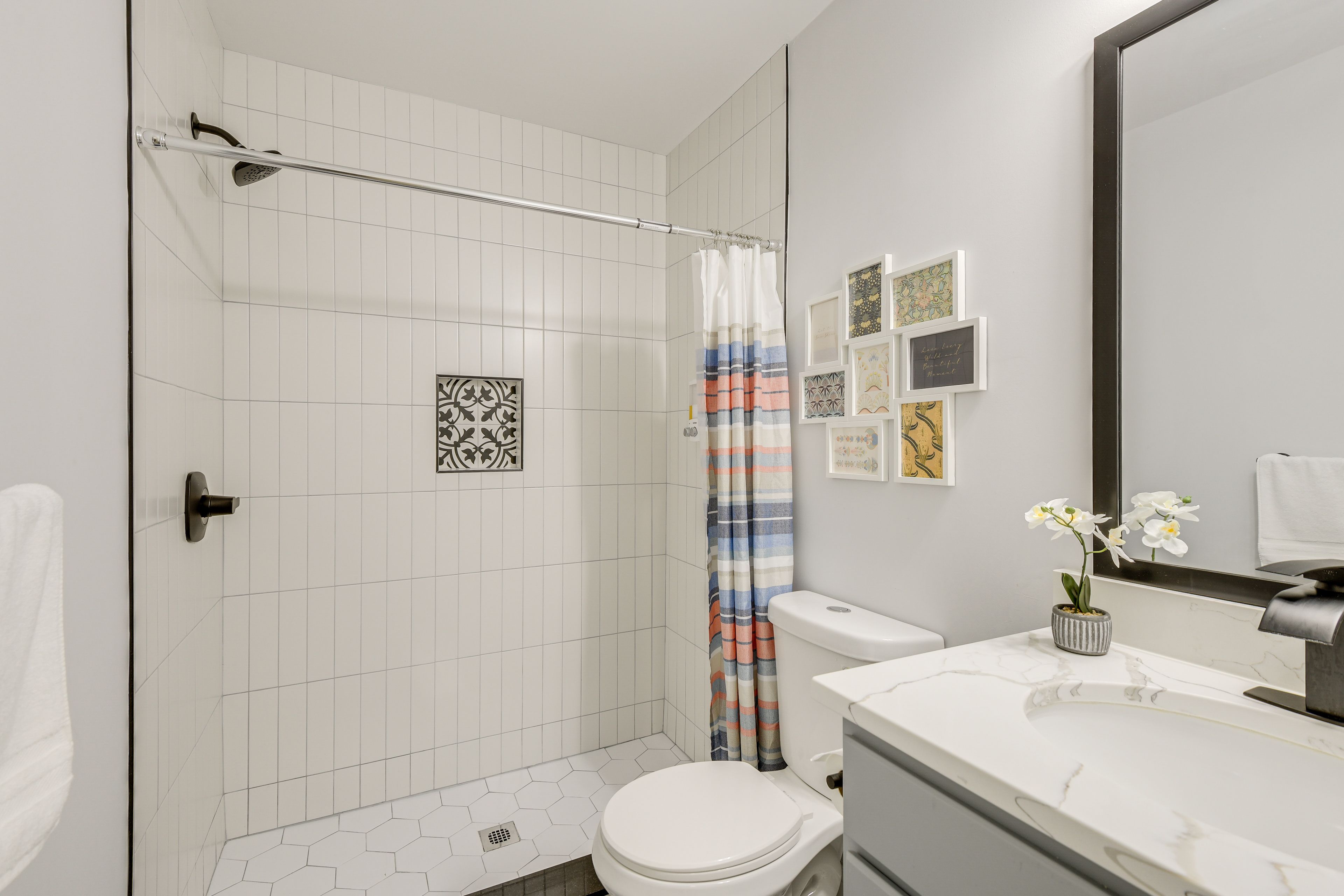 Full Bathroom | Upper Level | Towels Provided