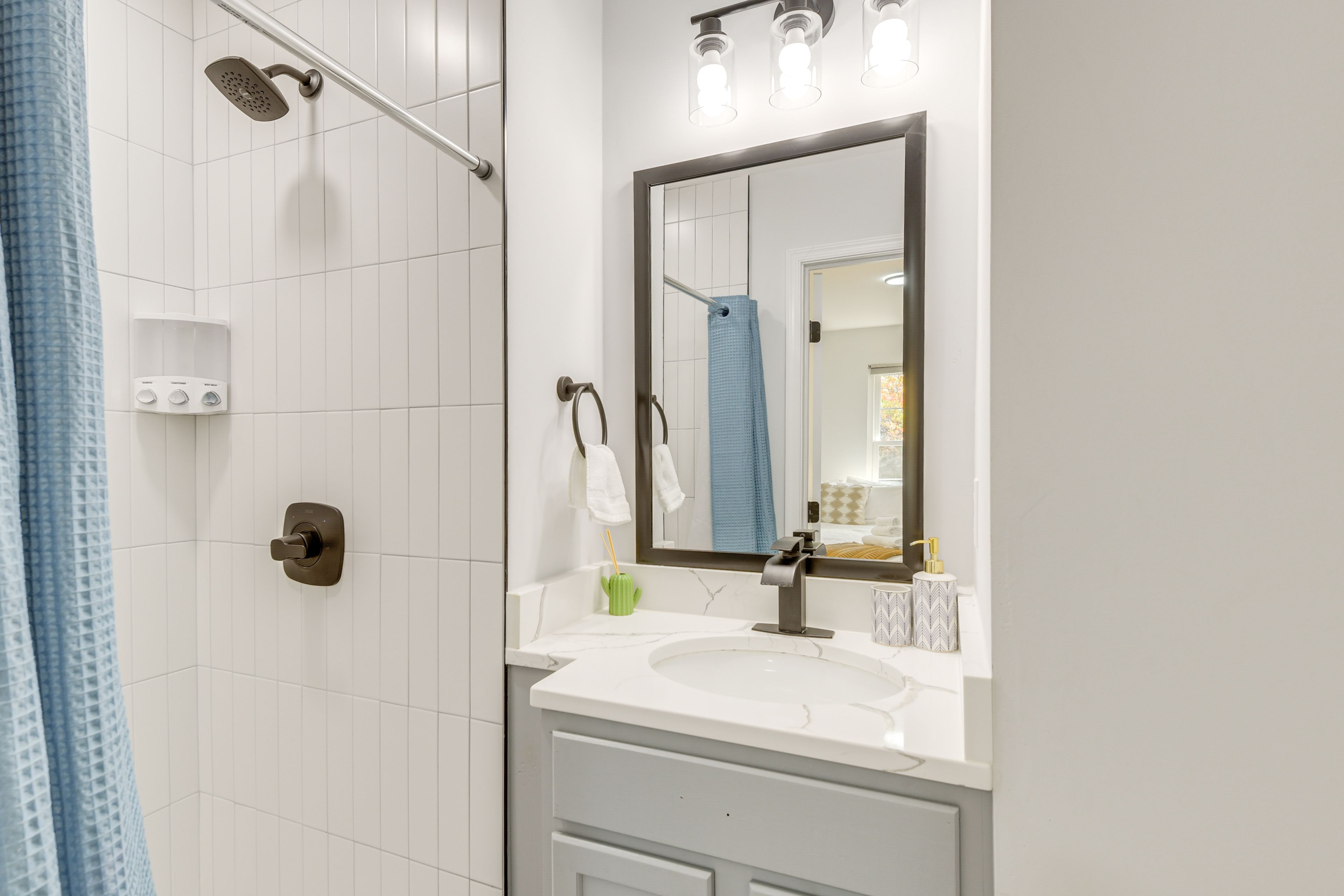 Full Bathroom | Upper Level | Towels Provided