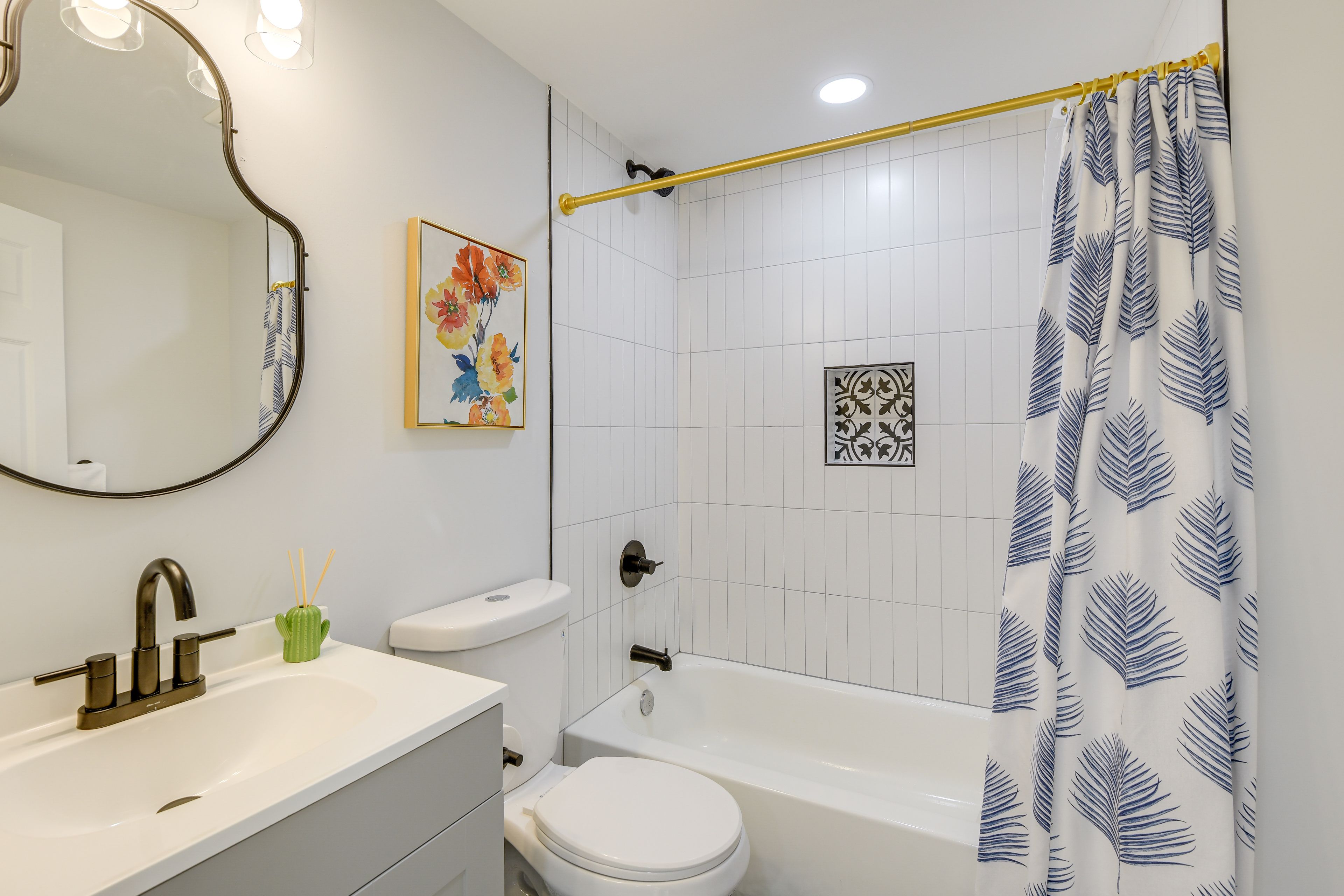Full Bathroom | Lower Level | Towels Provided