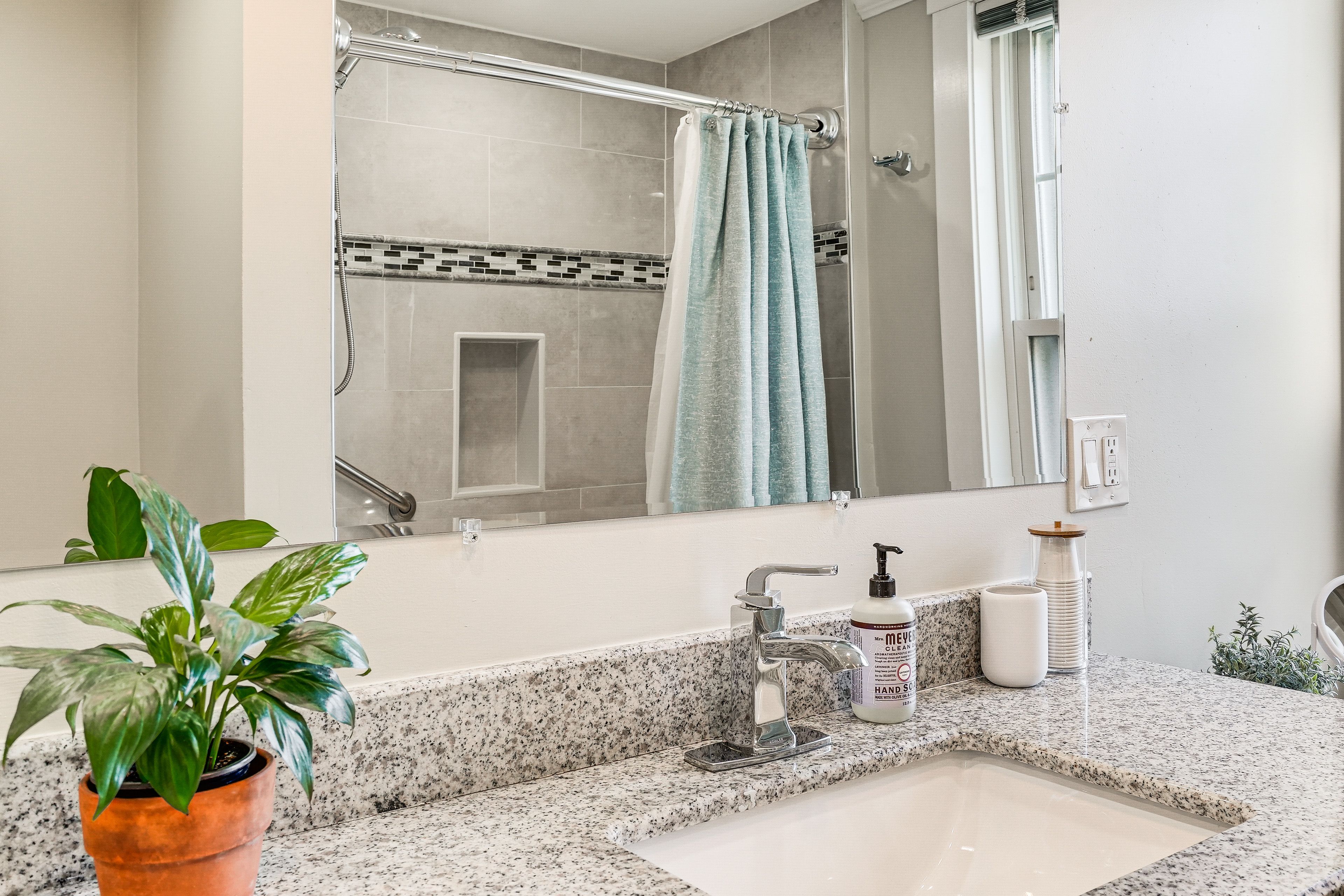 Full Bathroom | Complimentary Toiletries