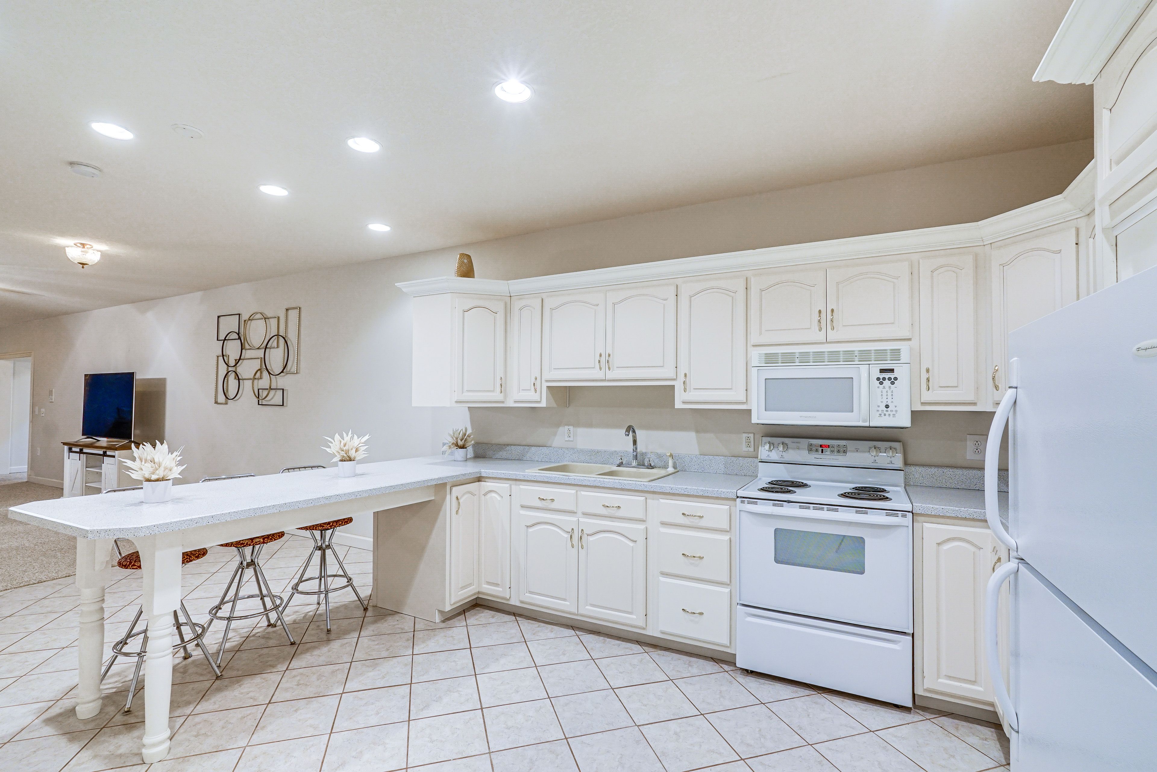Kitchen | Dining Bar