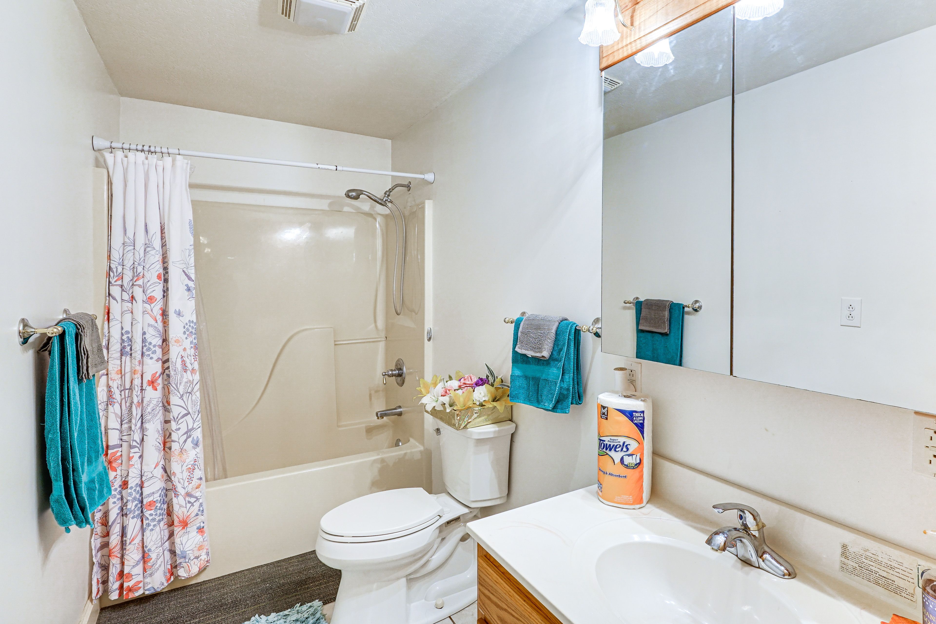 Full Bathroom | Towels Provided