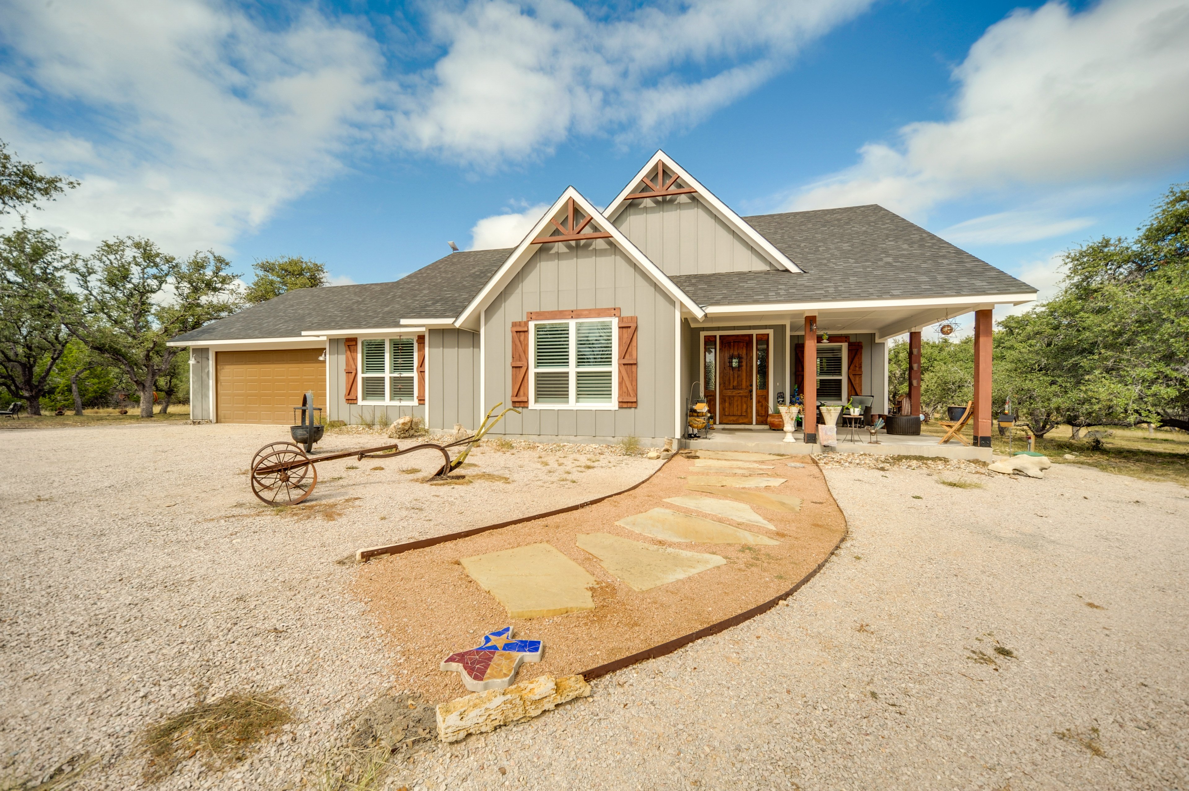 Hill Country Vacation Rental | 3BR | 2.5BA | 1,350 Sq Ft | Steps Required