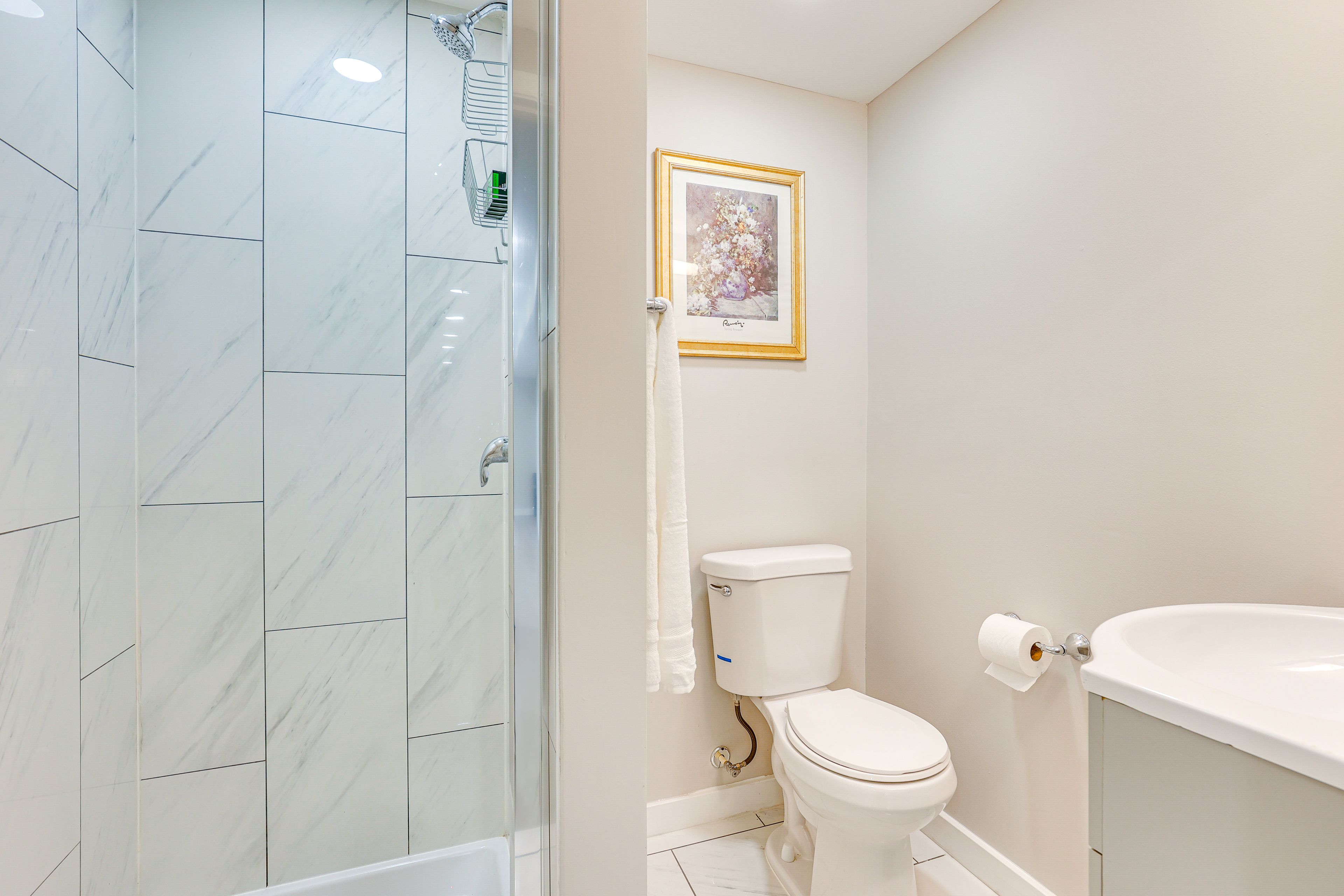 Full Bathroom | Lower Level | Towels Provided