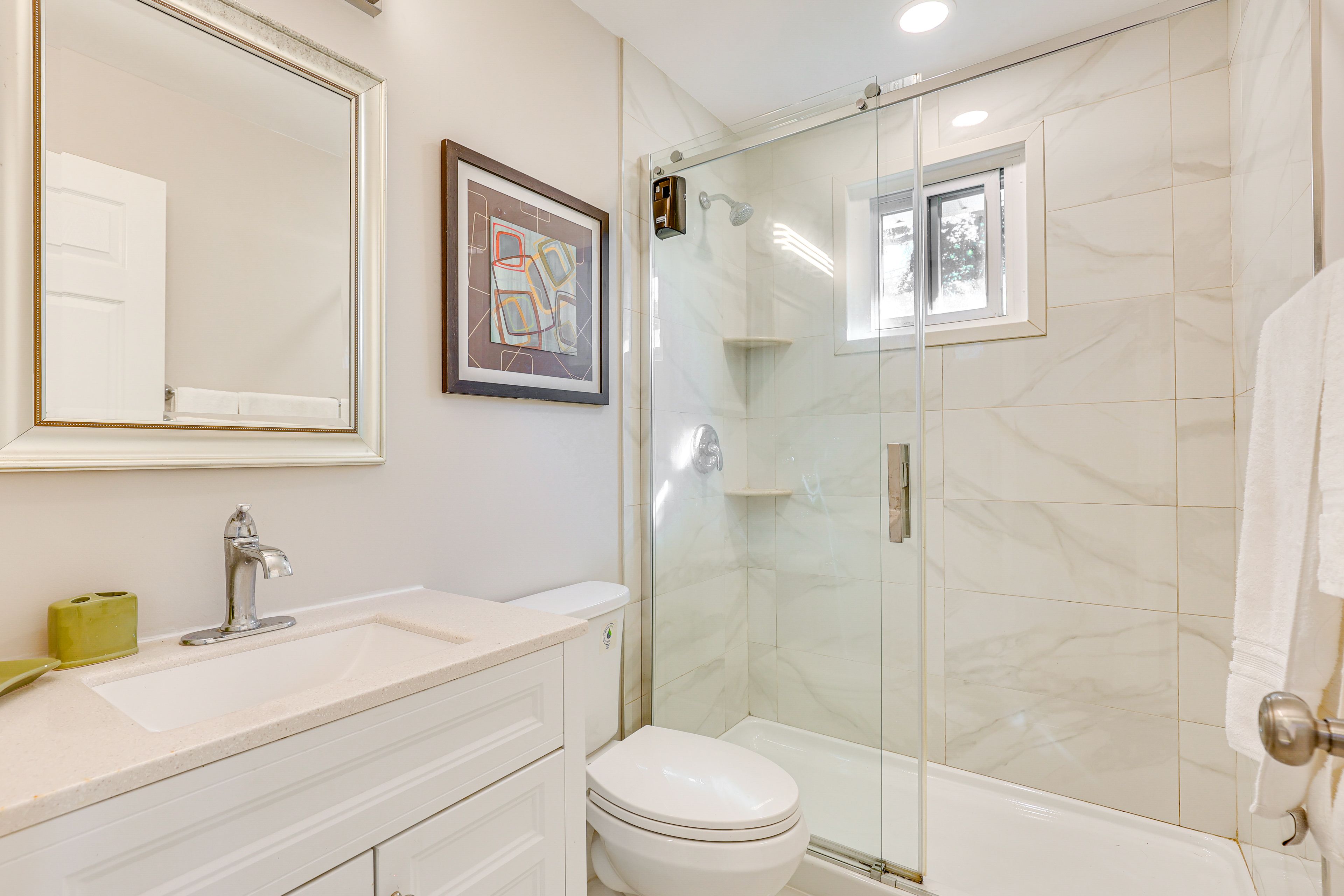 Full Bathroom | Main Level | Complimentary Toiletries | Hair Dryer
