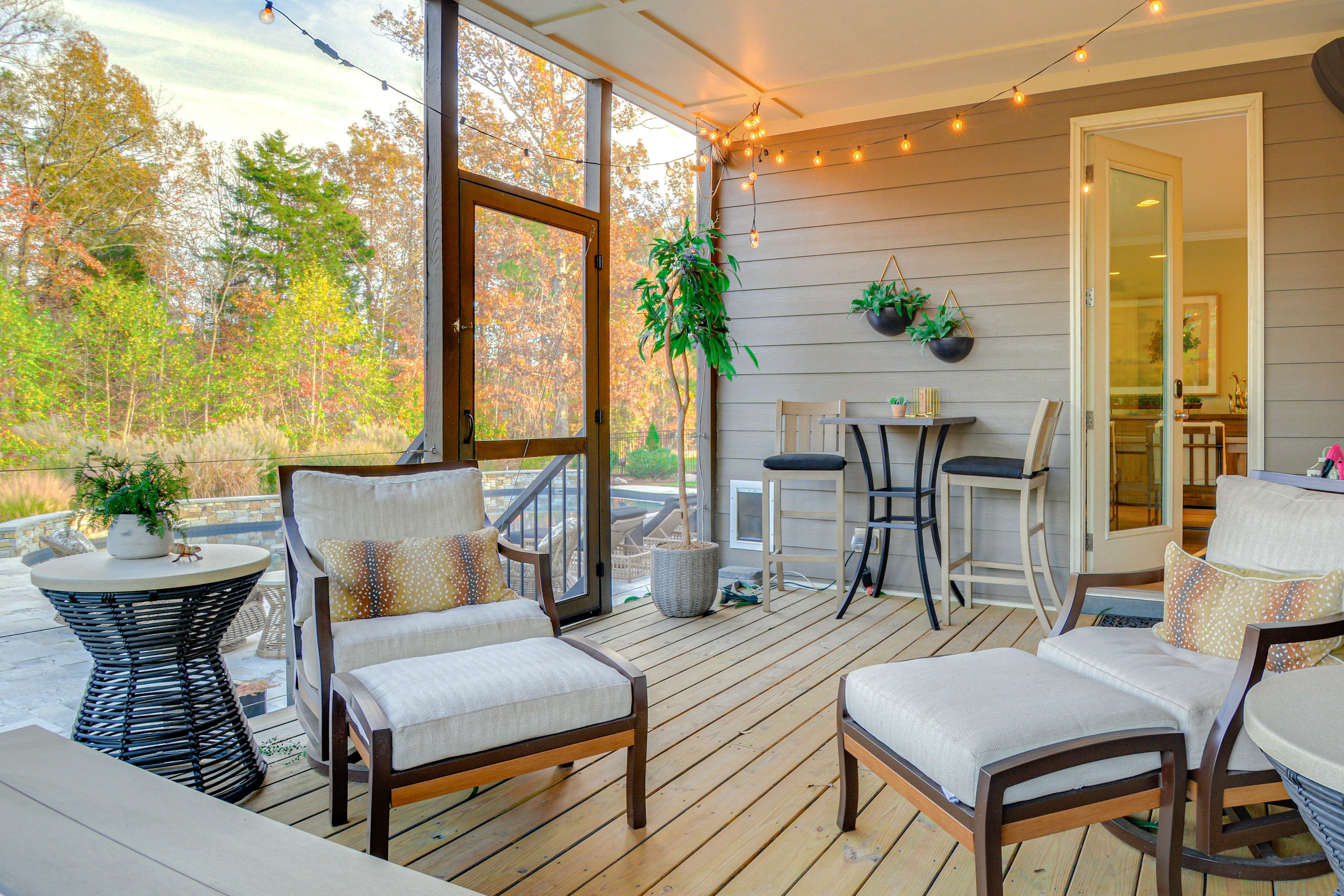 Screened Porch | Dining Area
