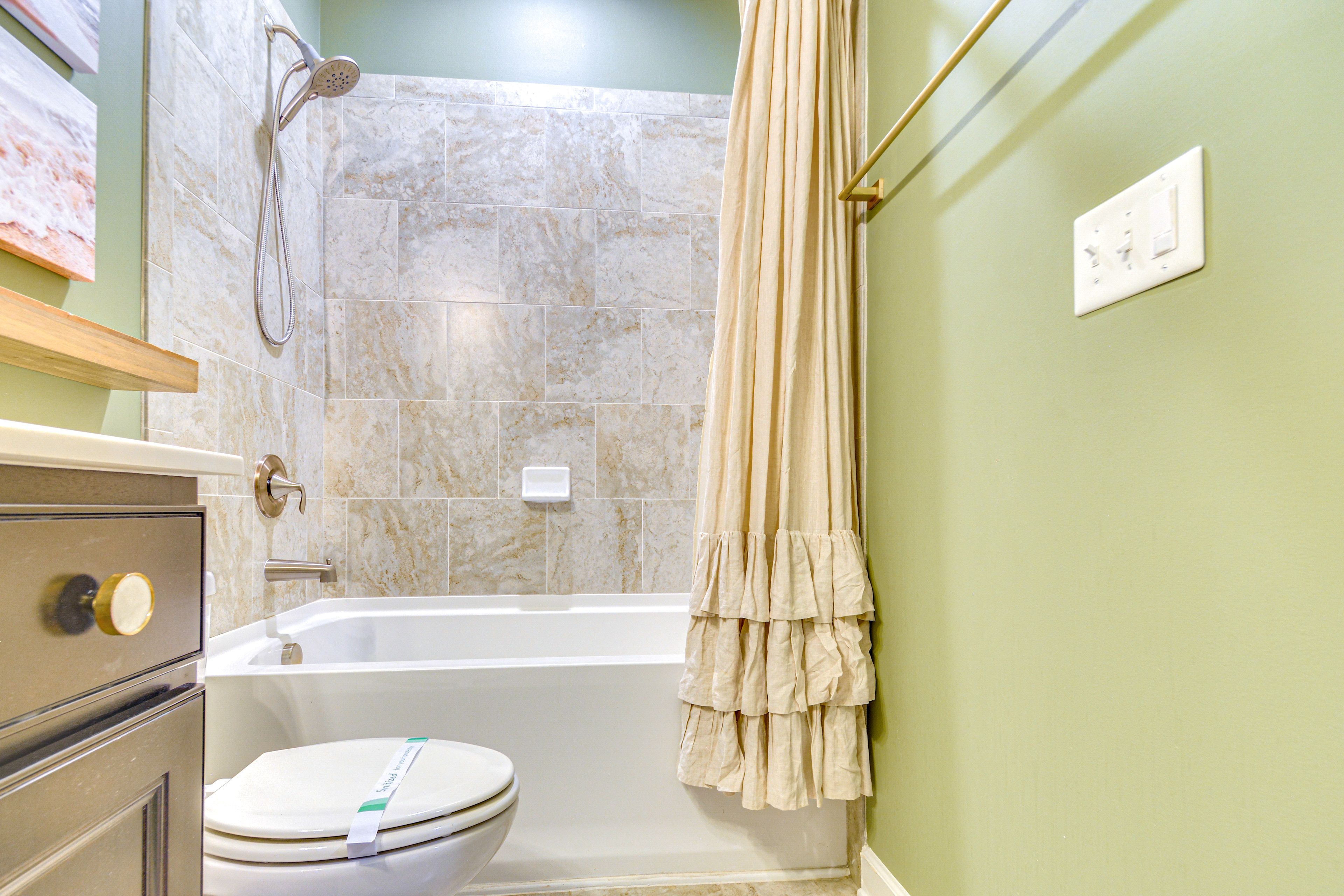 En-Suite Bathroom | 1st Floor