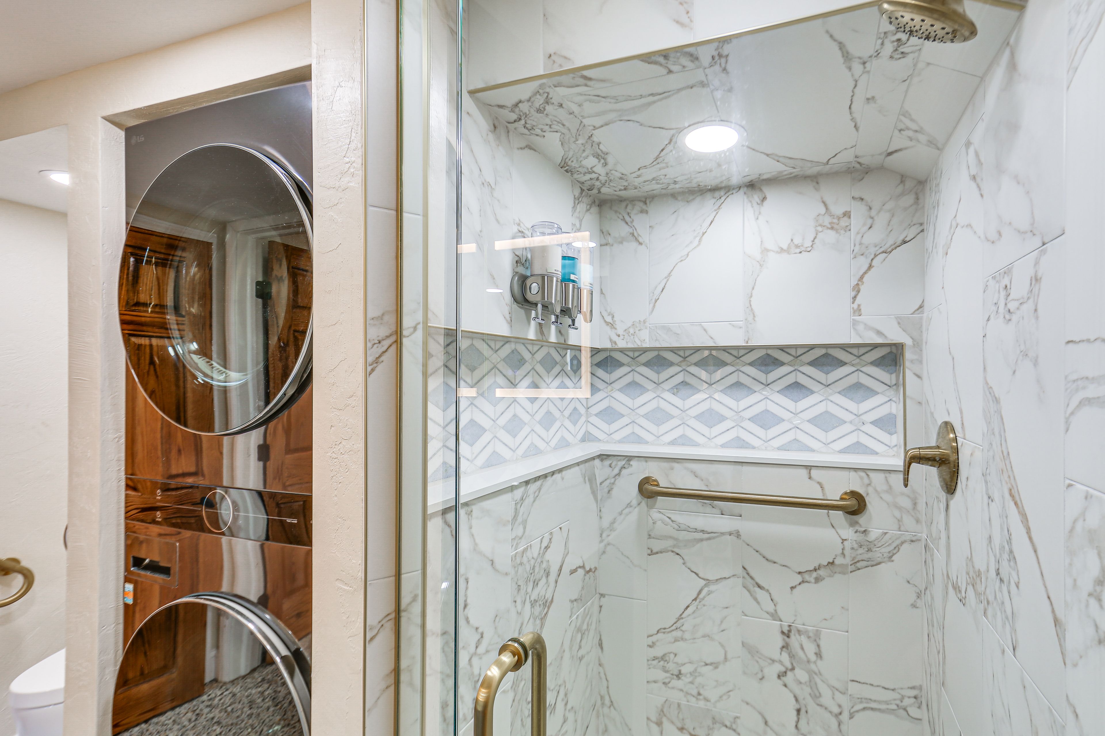 Bathroom | Towels Provided | Washer/Dryer