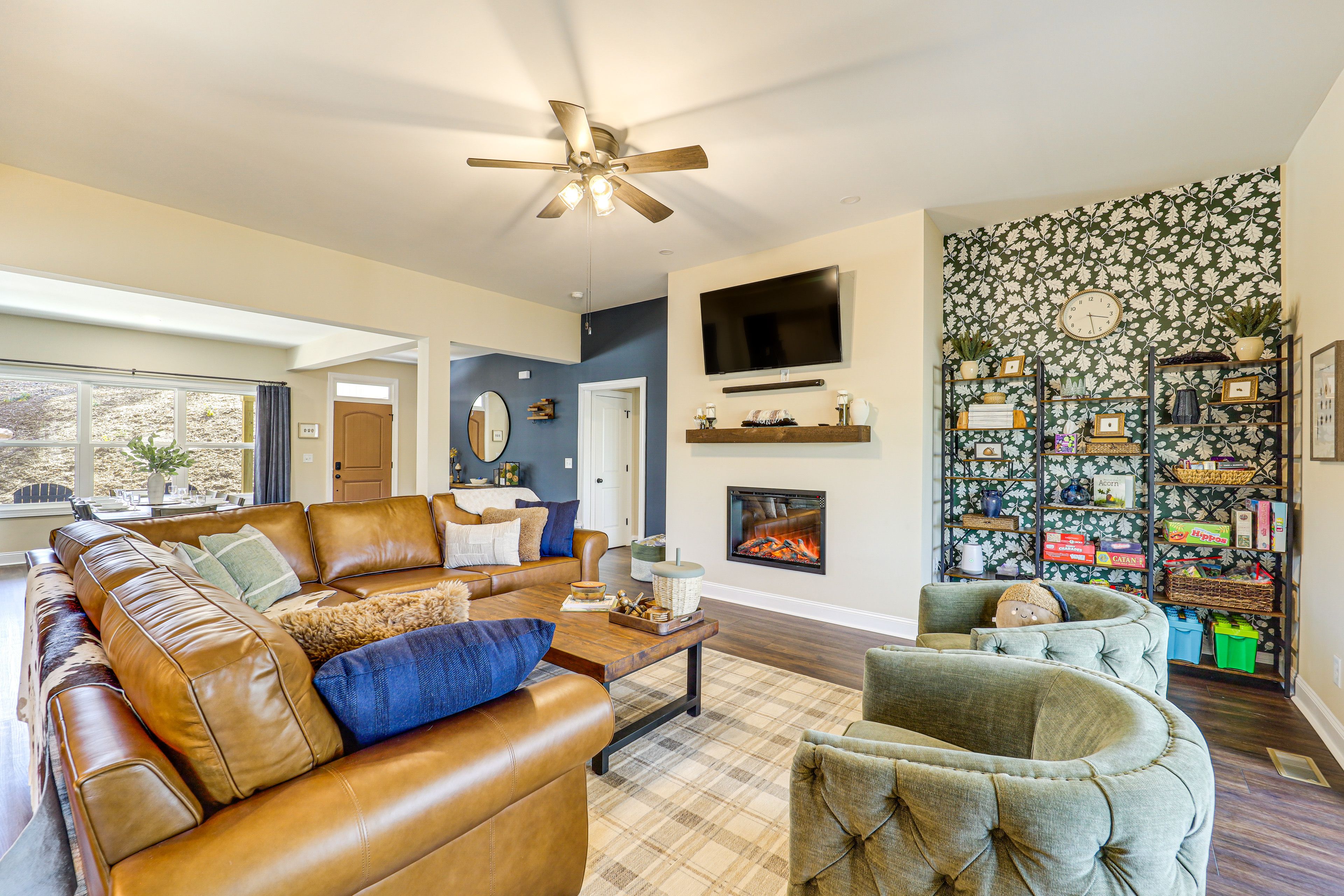 Living Room | Central A/C & Heating | Free WiFi