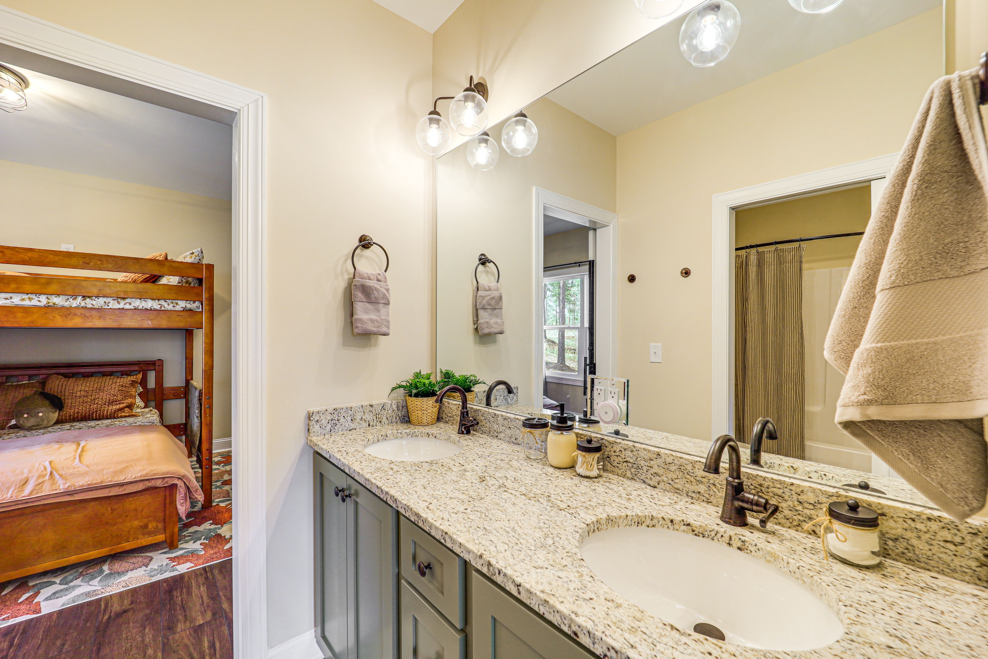 En-Suite Bathroom | Shower/Tub Combo | Complimentary Toiletries