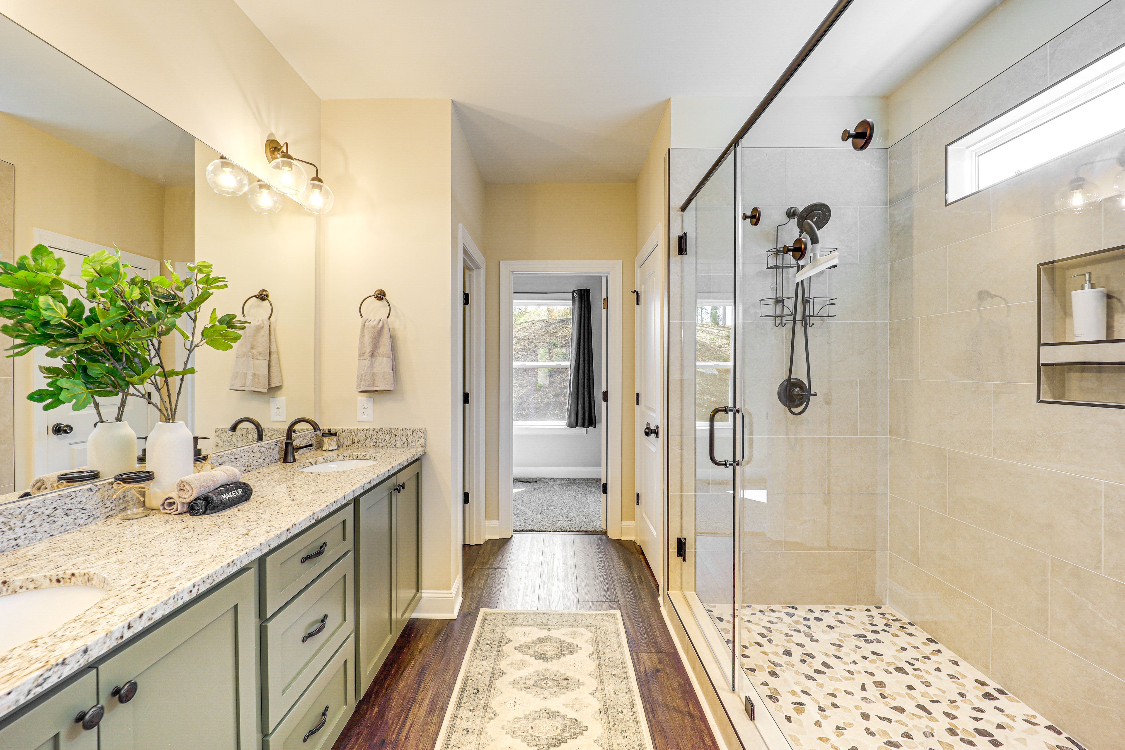 En-Suite Bathroom | Linens & Towels | Hair Dryer