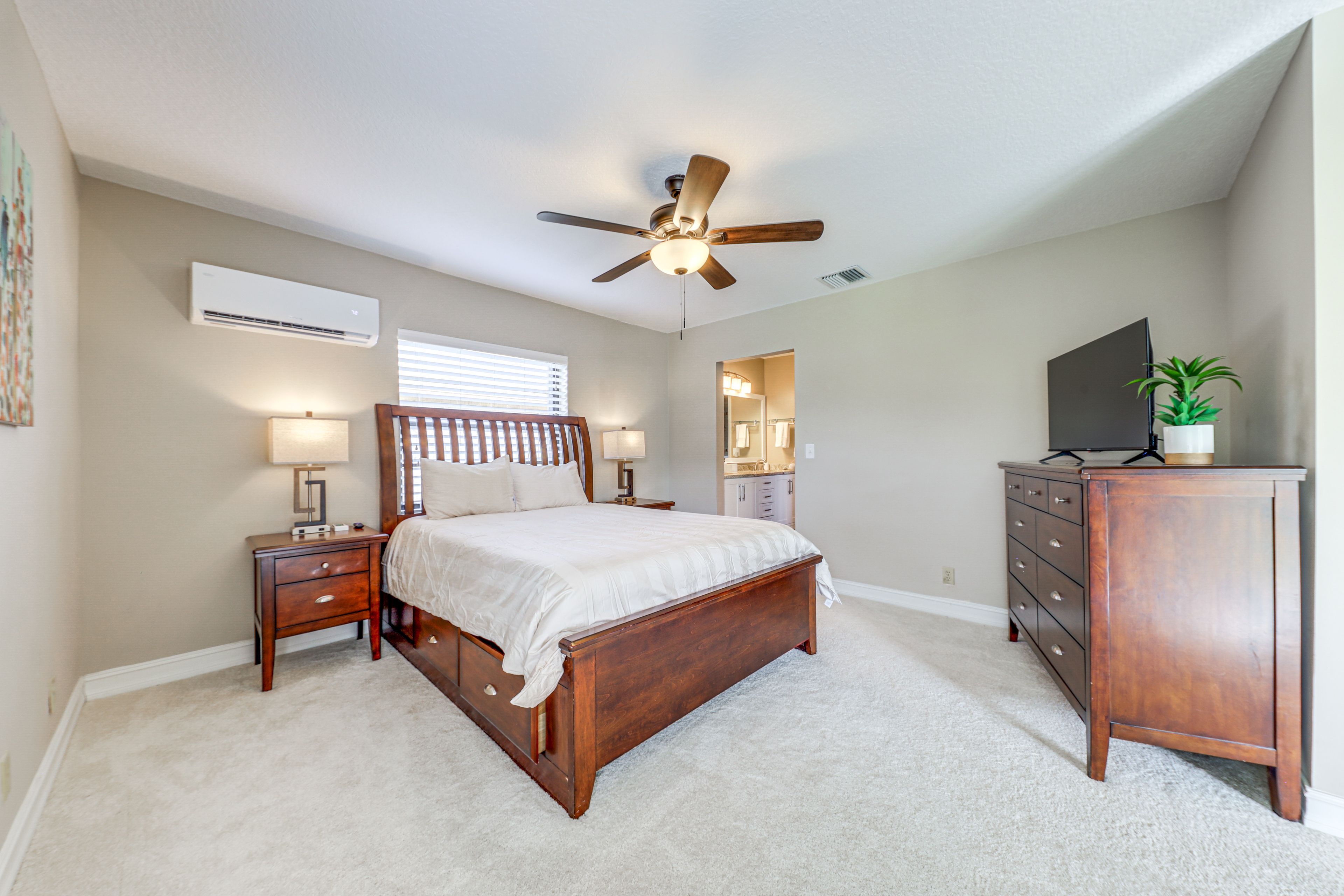 Bedroom 1 | Queen Bed | Smart TV