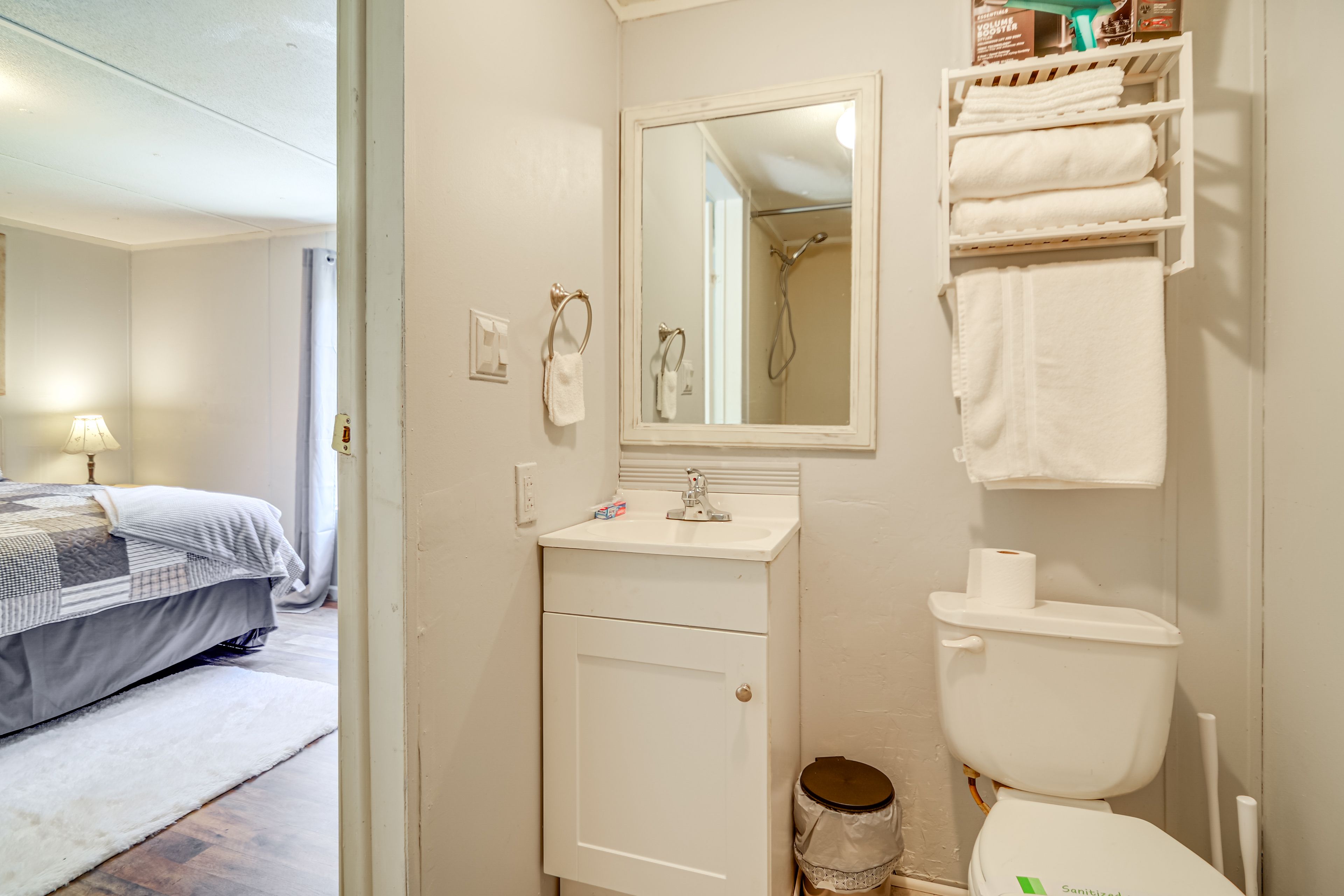 Full Bathroom | Towels Provided