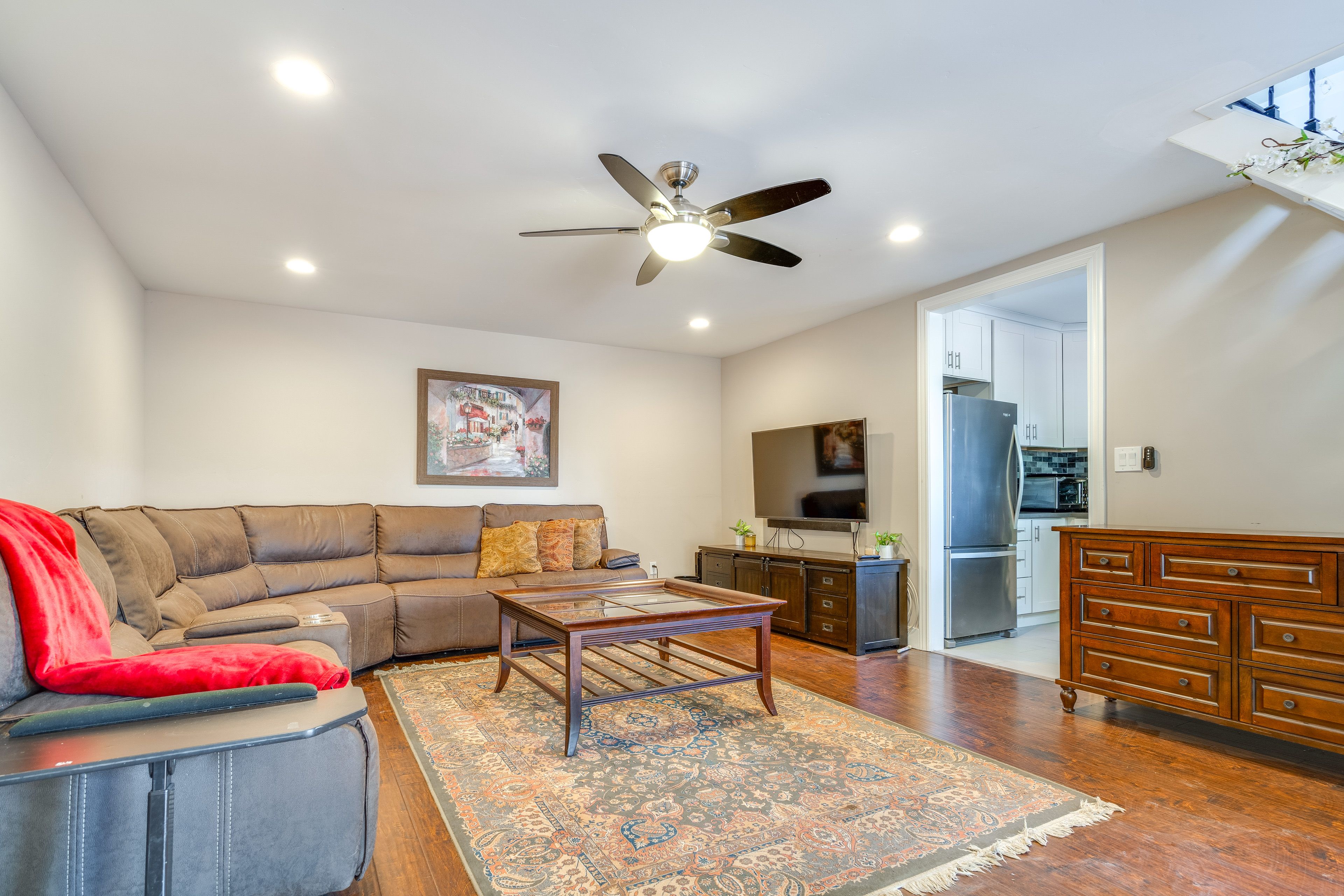 Living Area | Smart TV w/ Cable | Free WiFi