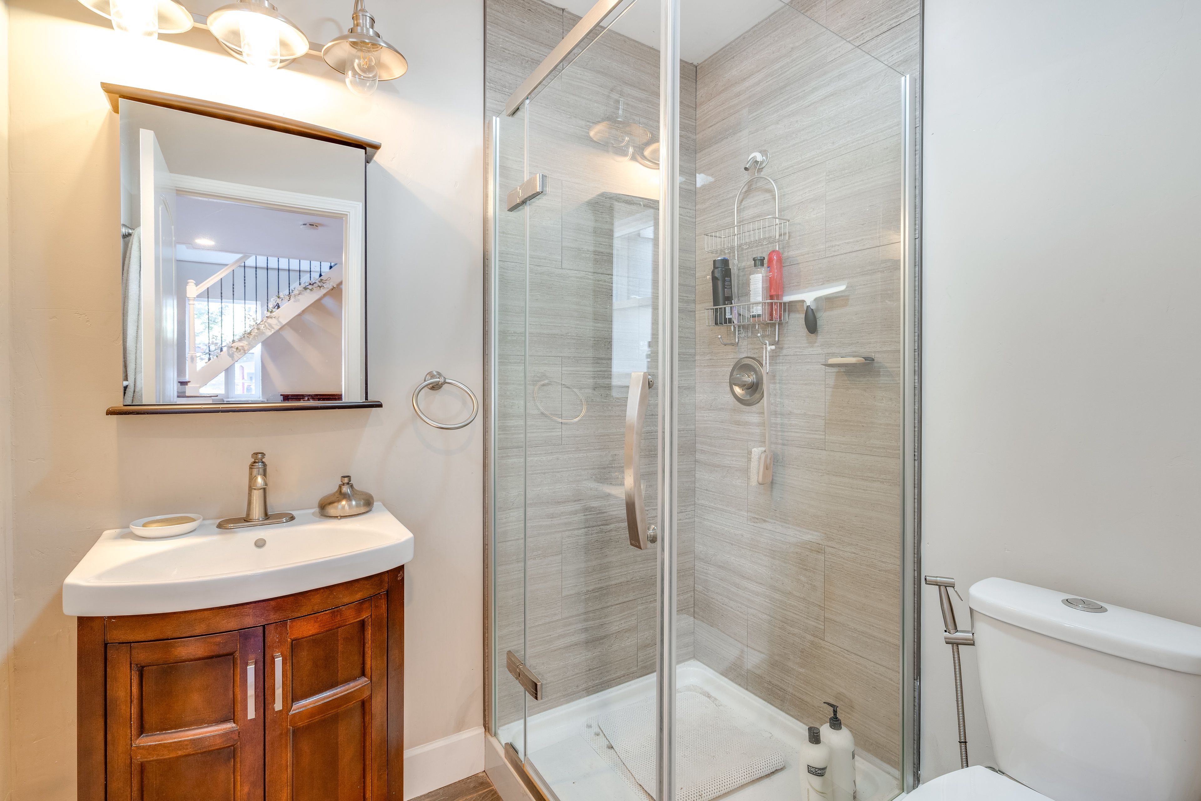 Full Bathroom | Towels Provided | 1st Floor