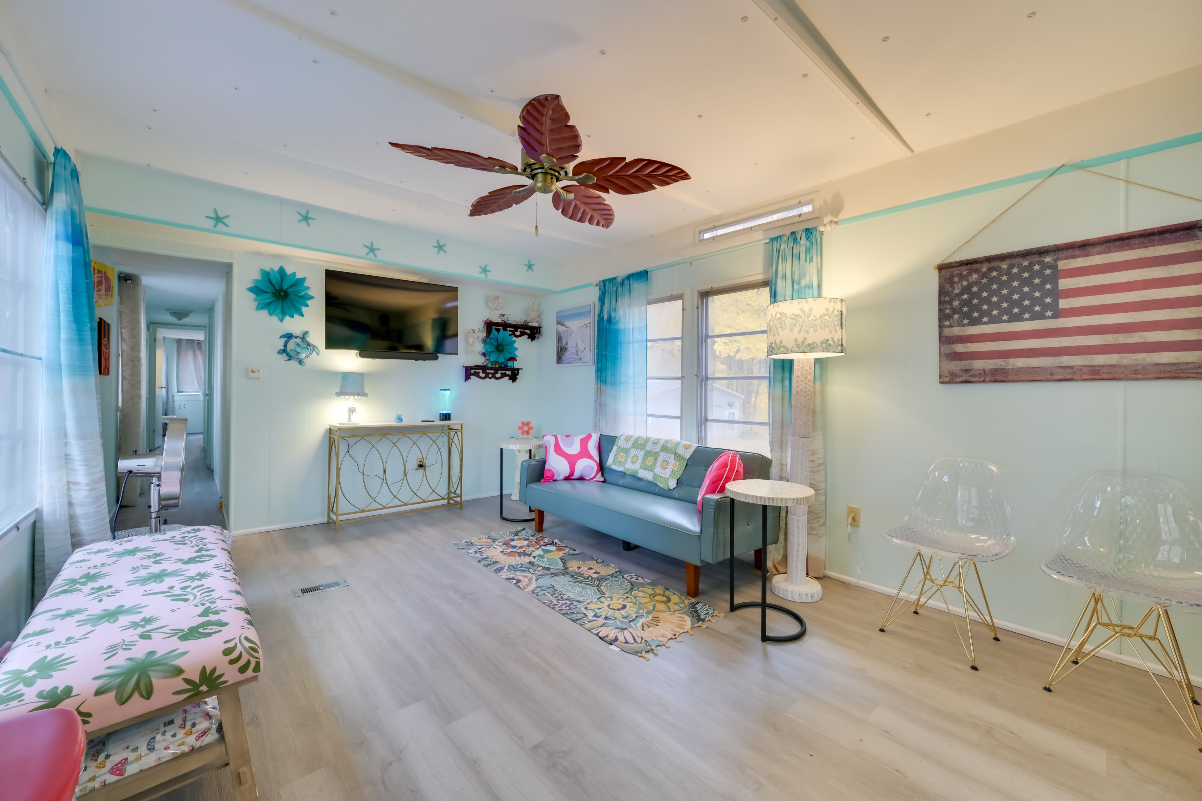 Living Room | Full Futon | Smart TV | Free WiFi | Board Games