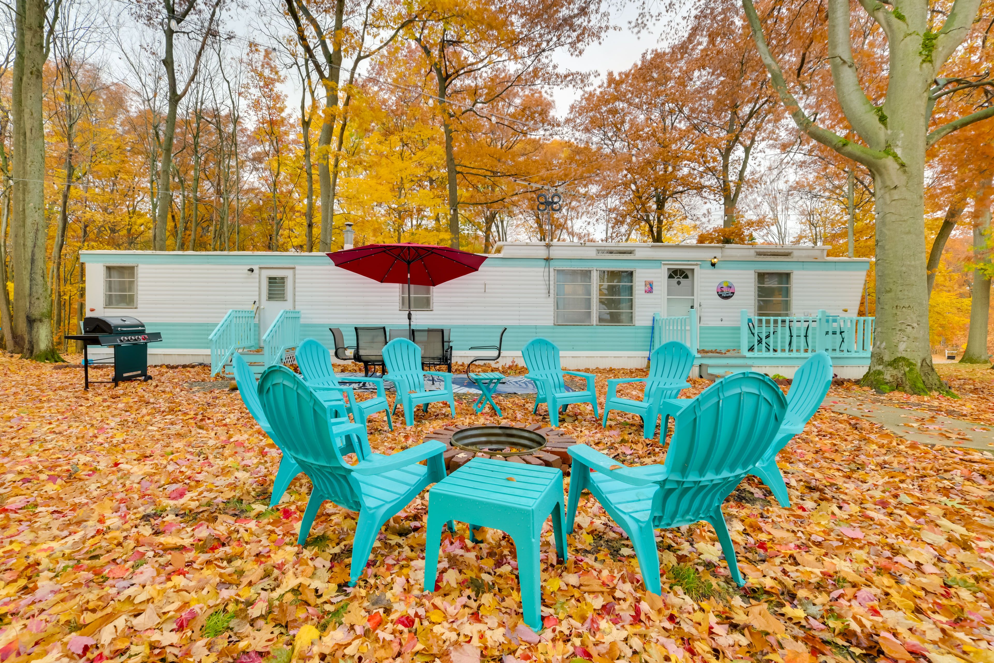 Wood-Burning Fire Pit | Outdoor Dining Set w/ Umbrella | Lake Views
