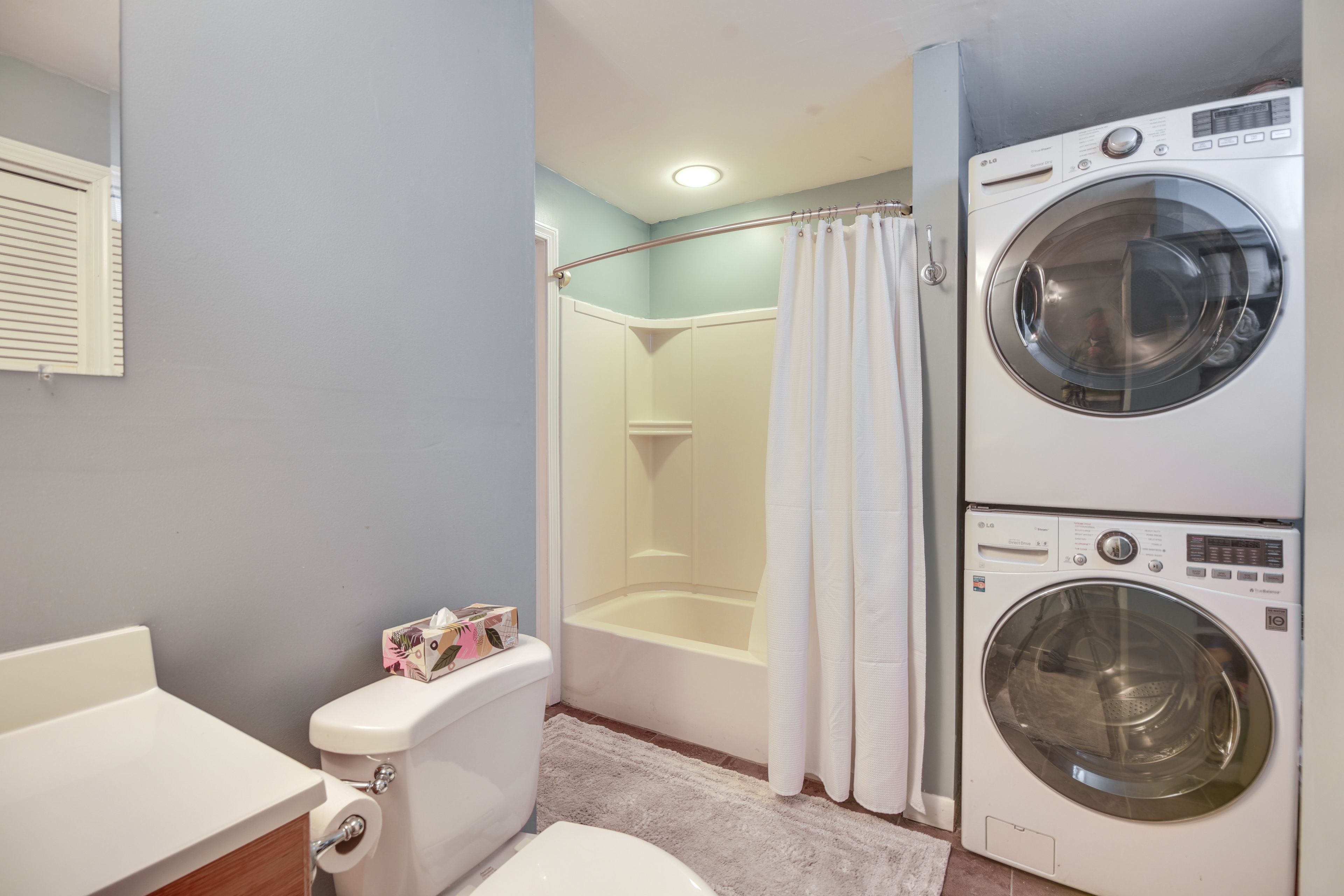 Full Bathroom | Lower Level | Complimentary Toiletries | Washer & Dryer