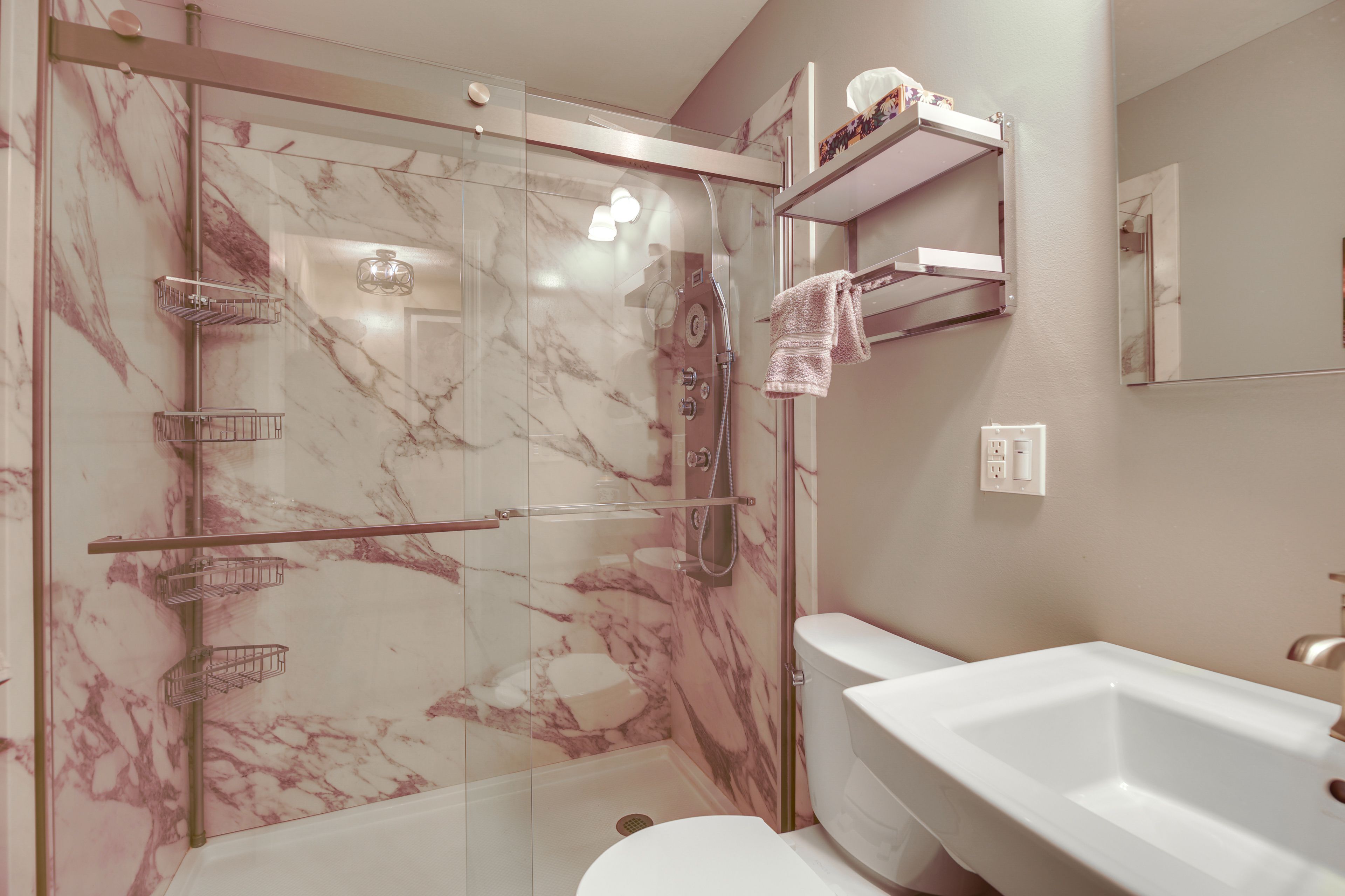 Full Bathroom | Main Level | Towels Provided