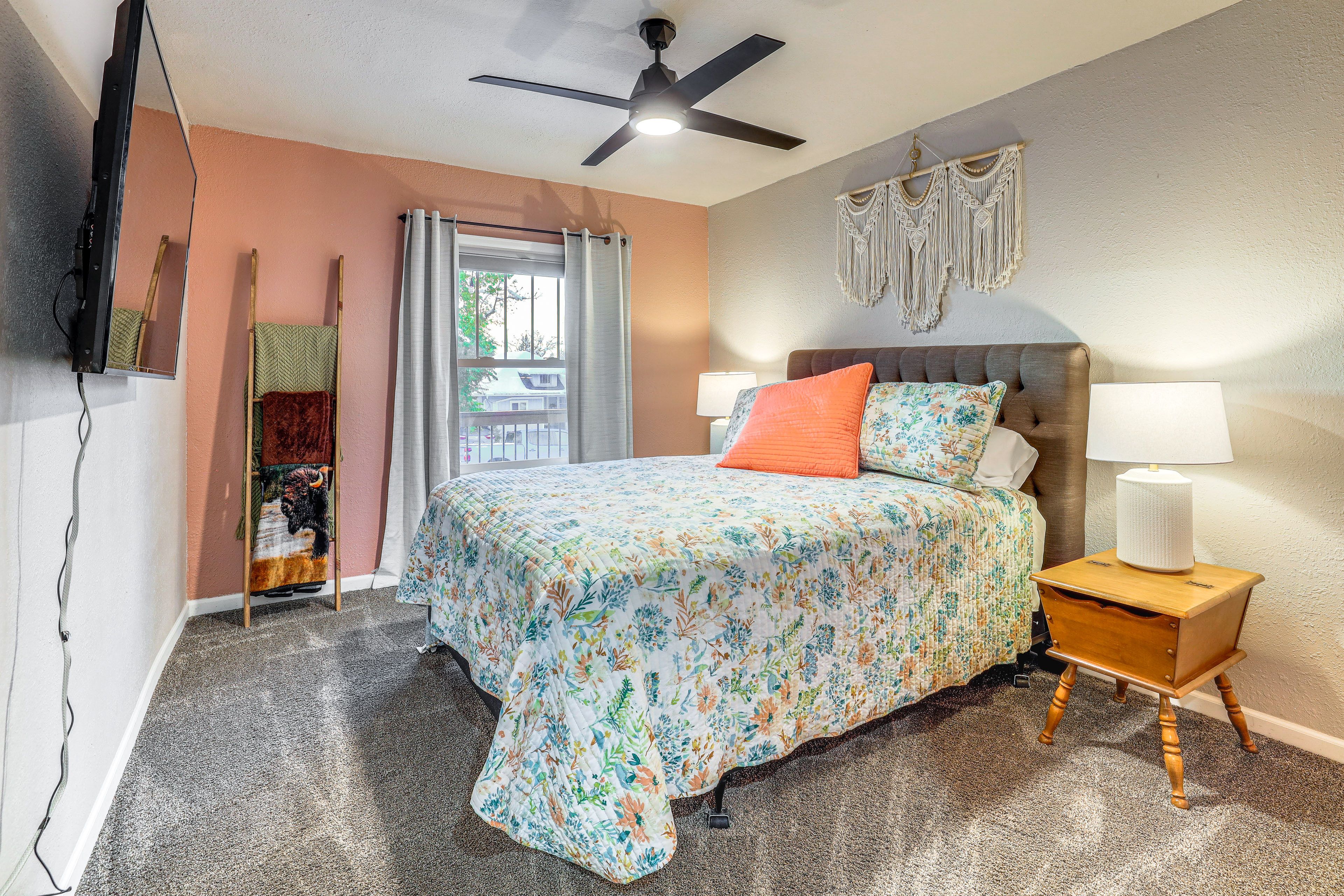 Bedroom 1 | Queen Bed | Linens Provided | 1st Floor