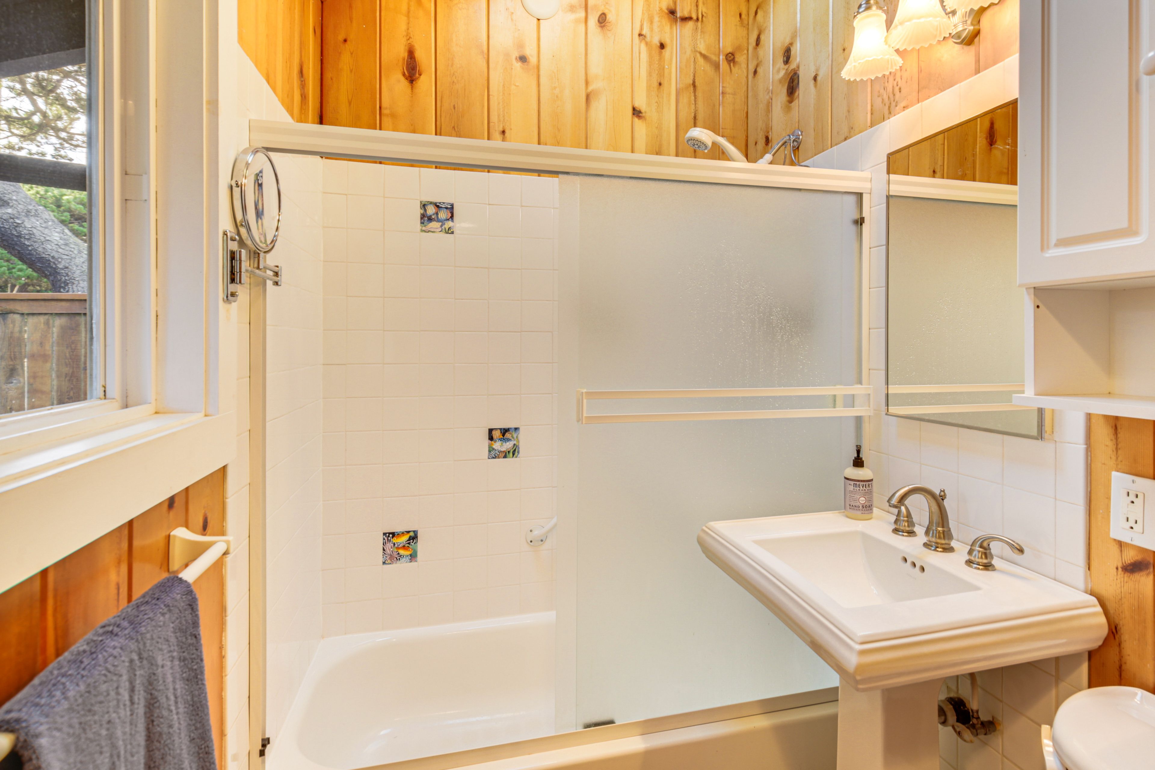 En-Suite Bathroom | Towels Provided | Complimentary Toiletries | Hair Dryer