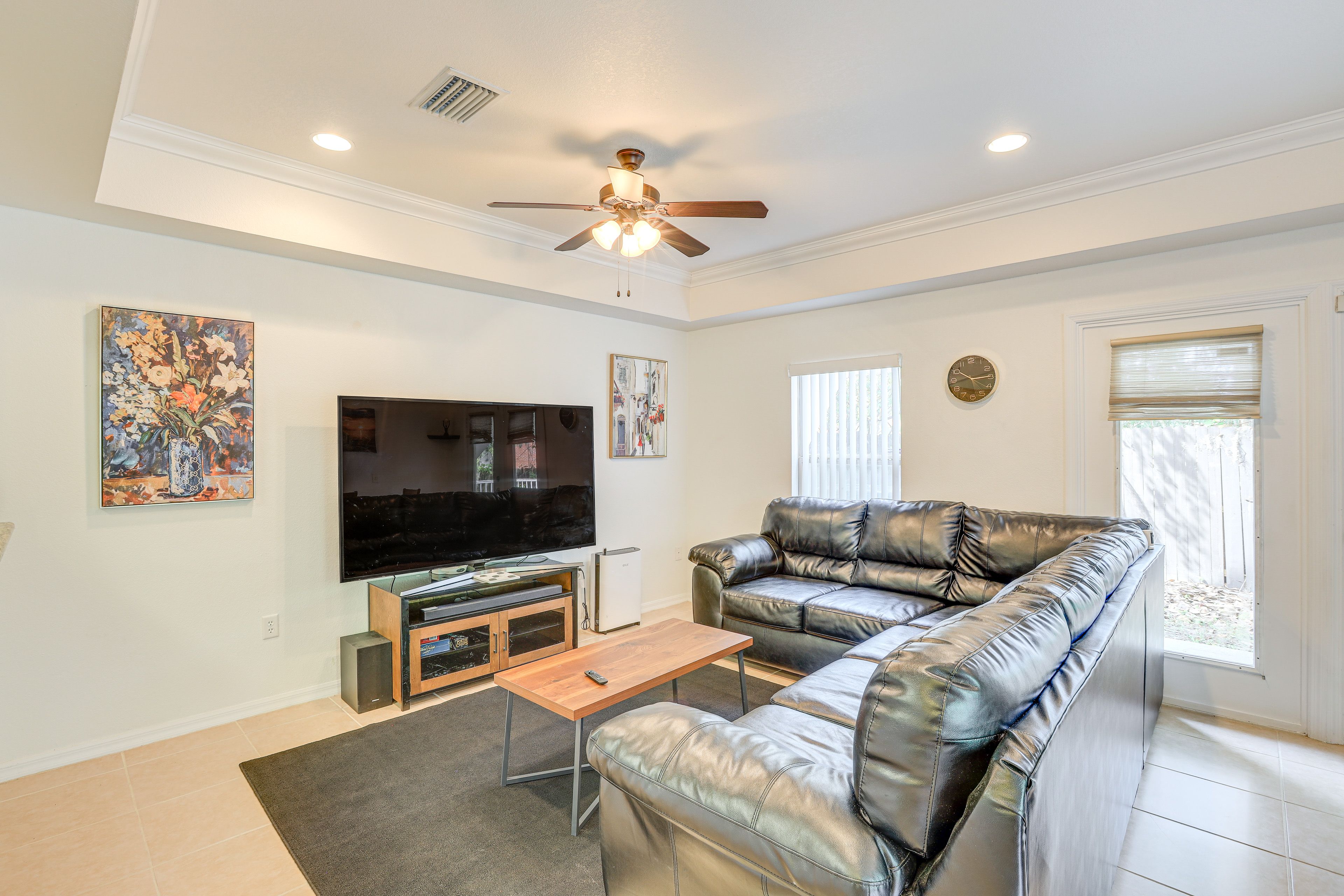 Living Room | 1st Floor | Smart TV | Central Heating & A/C | Free WiFi