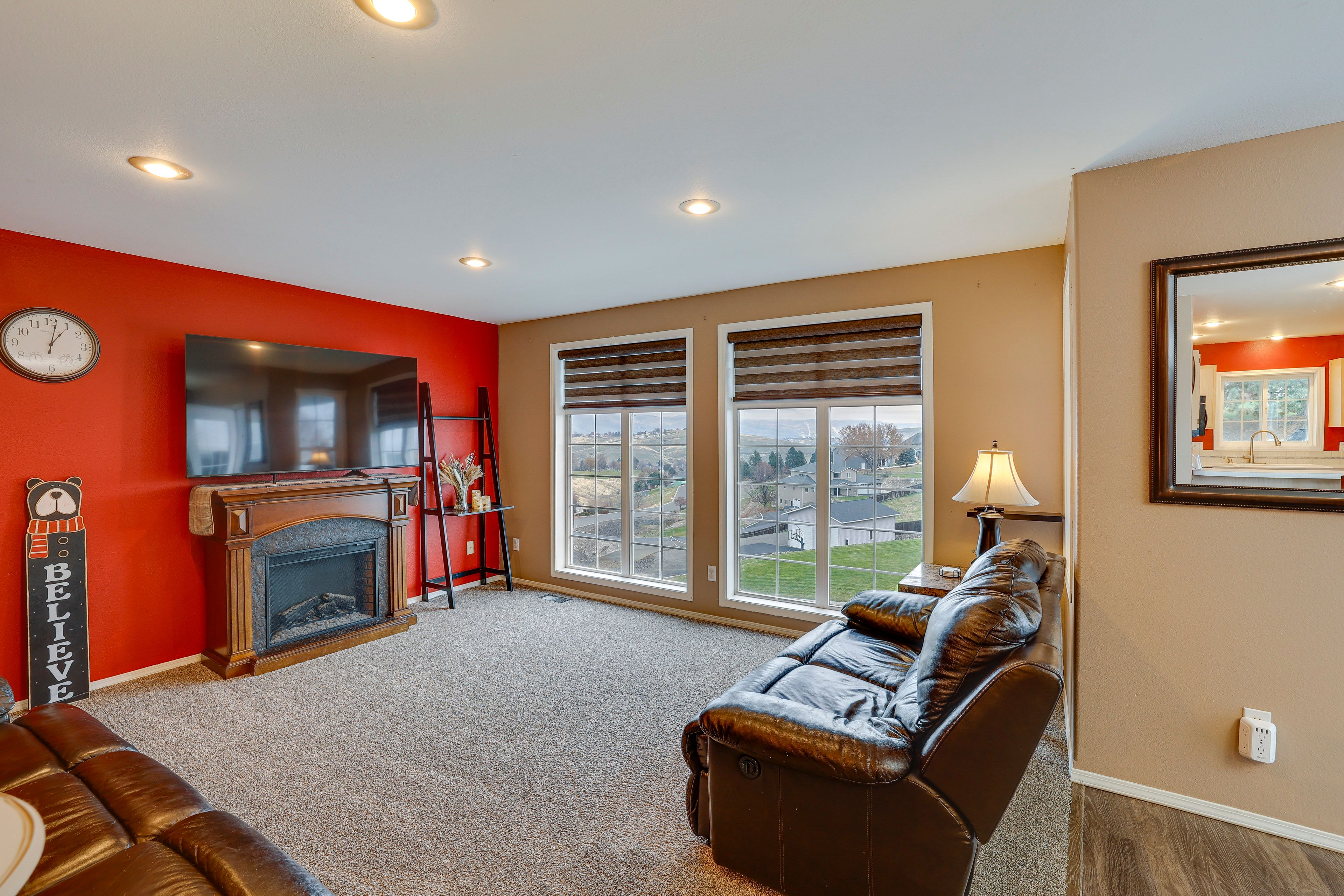 Living Room | Main Level | Smart TV | Free WiFi | Fireplace