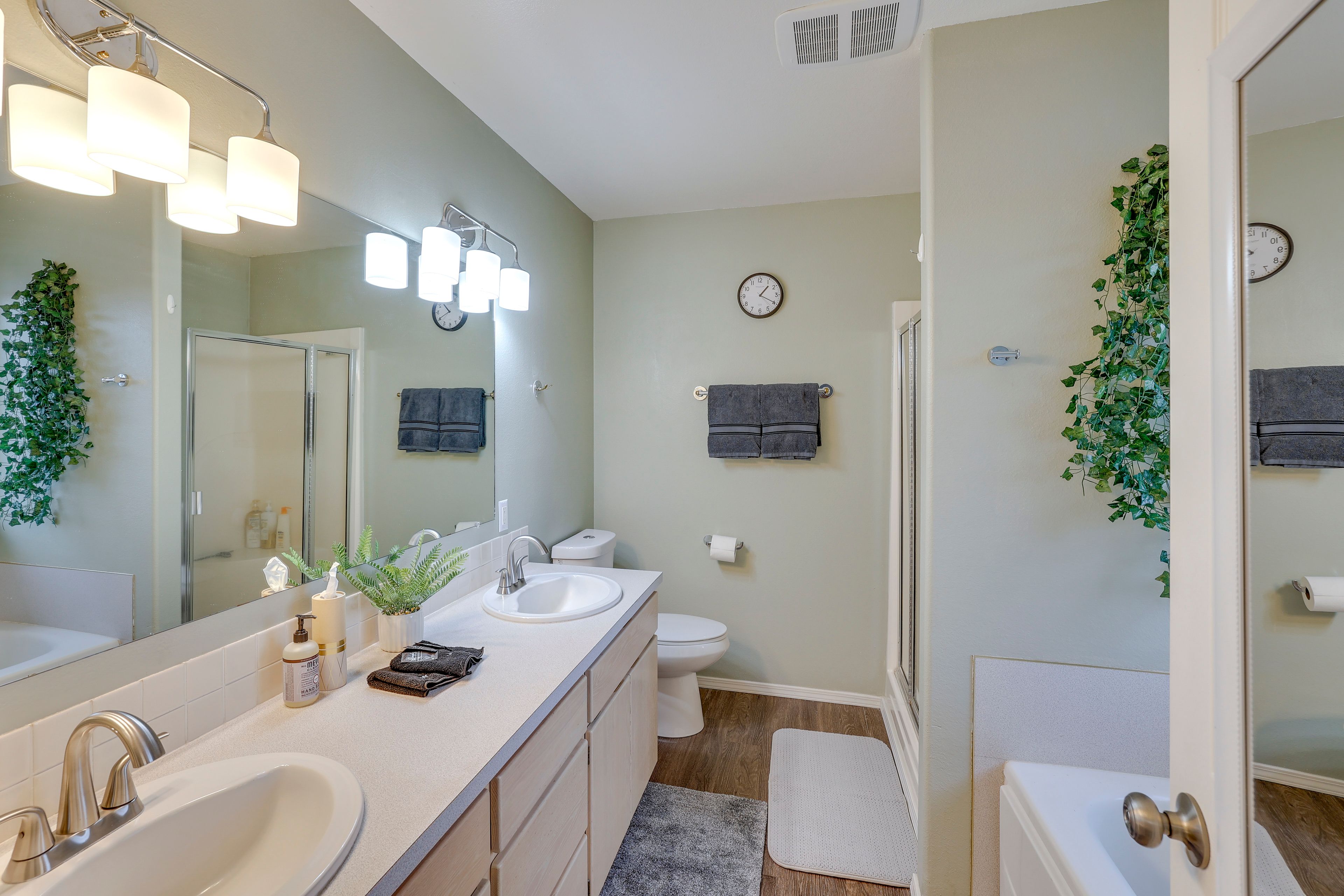 En-Suite Bathroom | Main Level | Towels Provided | Hair Dryer