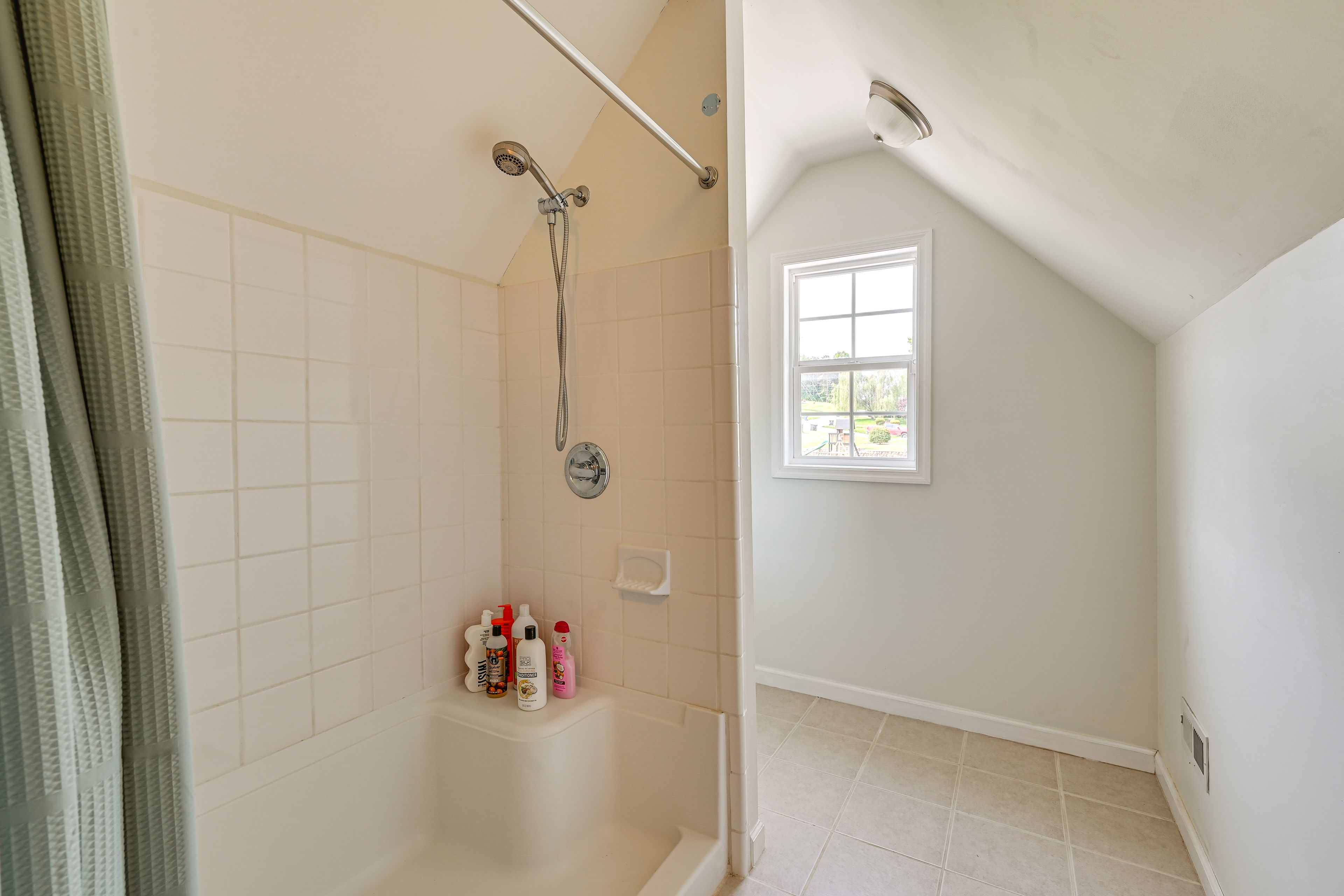 Full Bathroom | Upper Level | Towels Provided