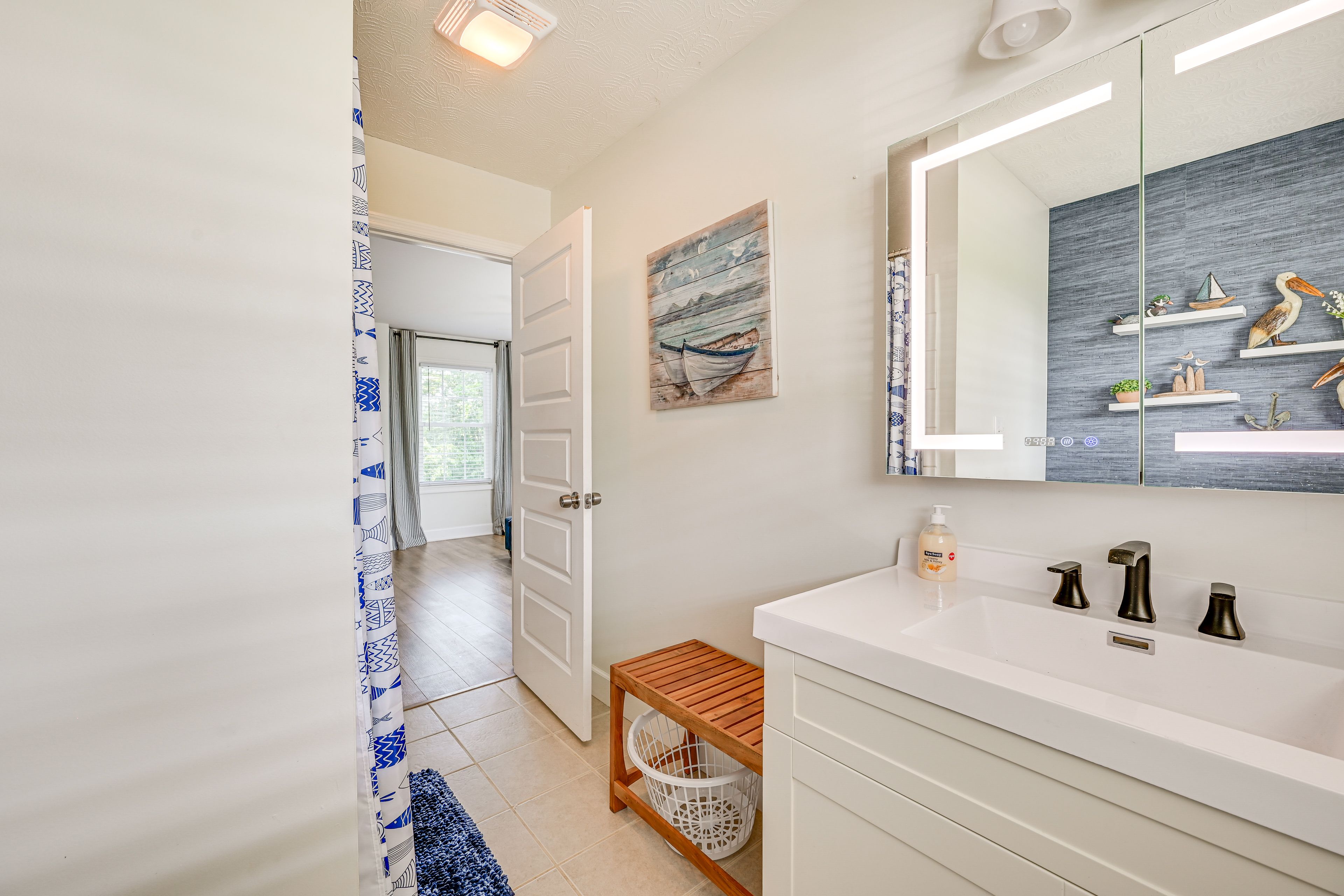 Full Bathroom | Main Level | Towels Provided