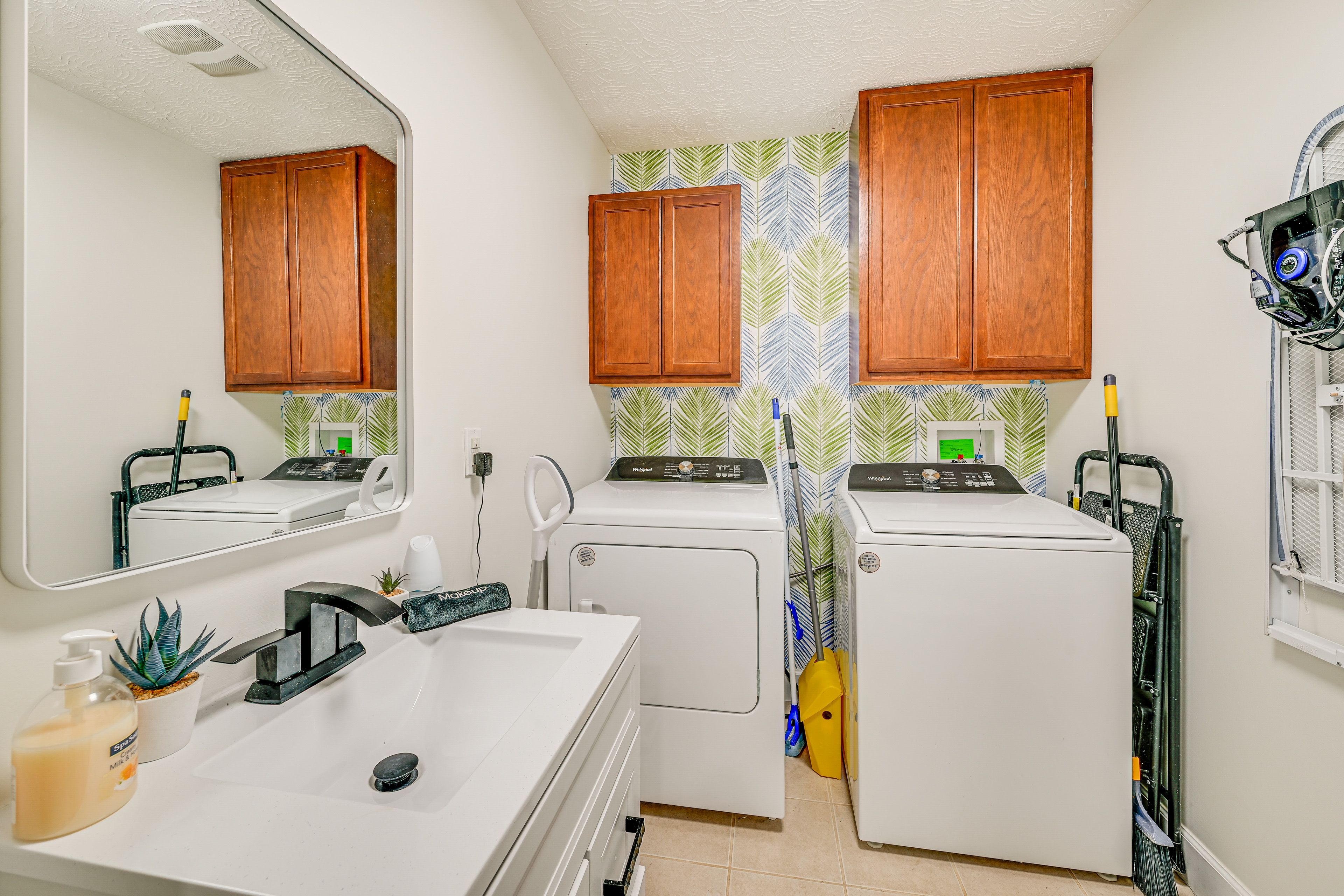 Half Bathroom | Main Level | Towels Provided | Washer & Dryer