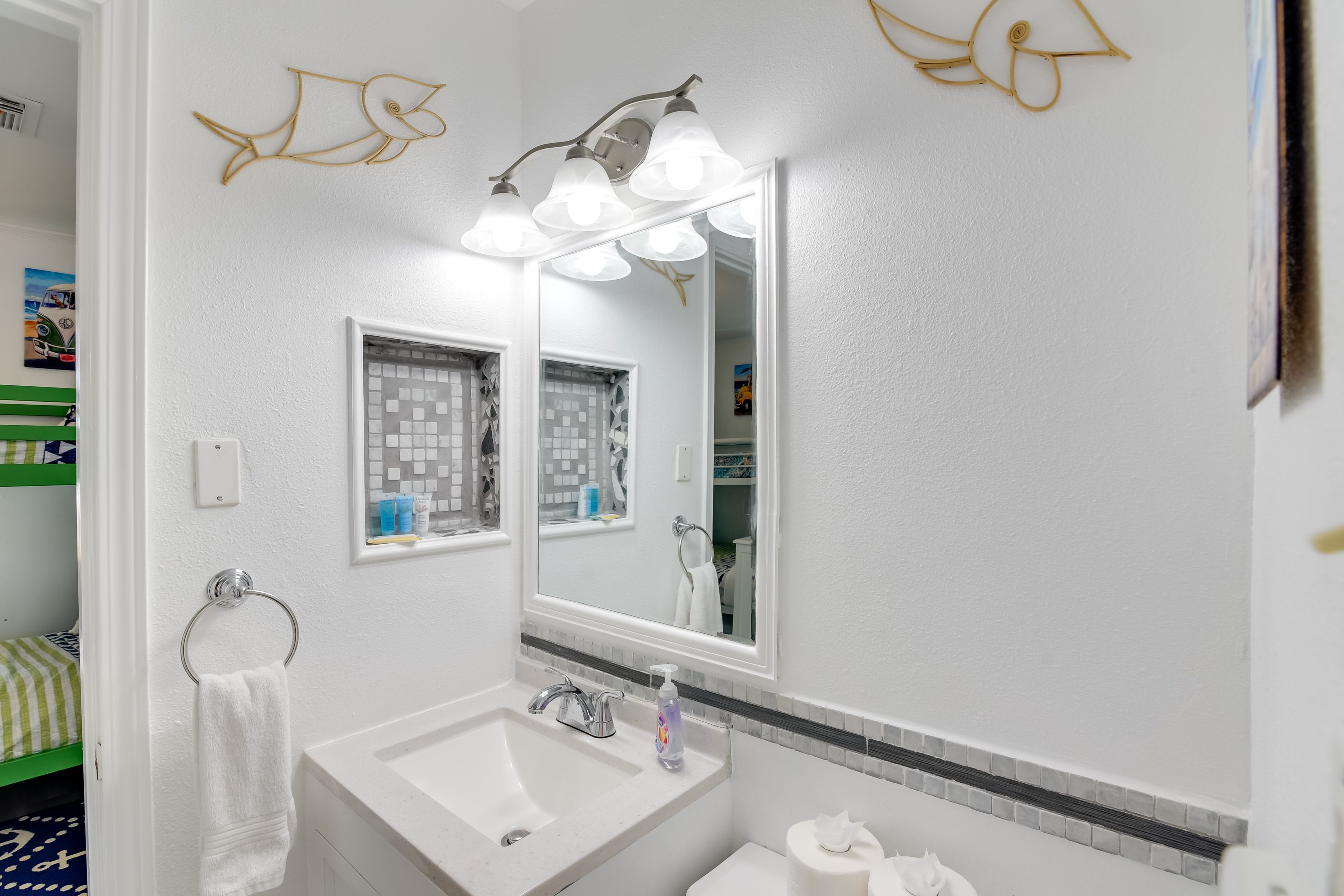 Full Bathroom | Towels Provided