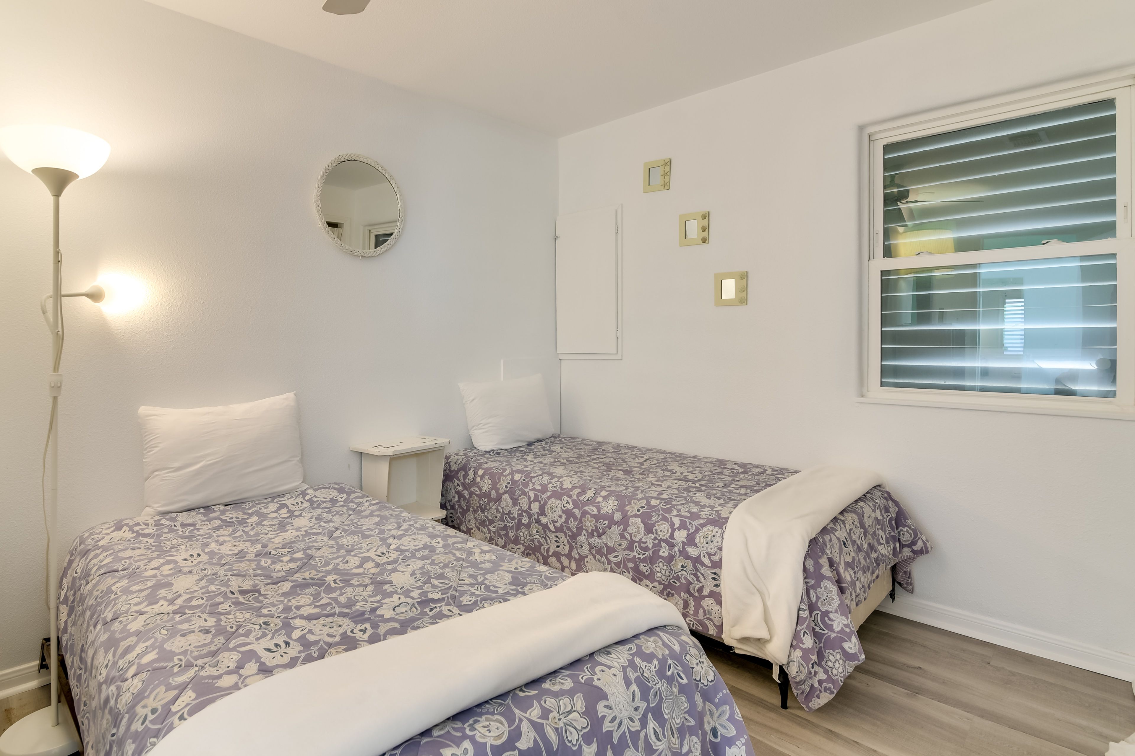 Bedroom 2 | 2 Twin Beds | Flat-Screen TV | Washer/Dryer