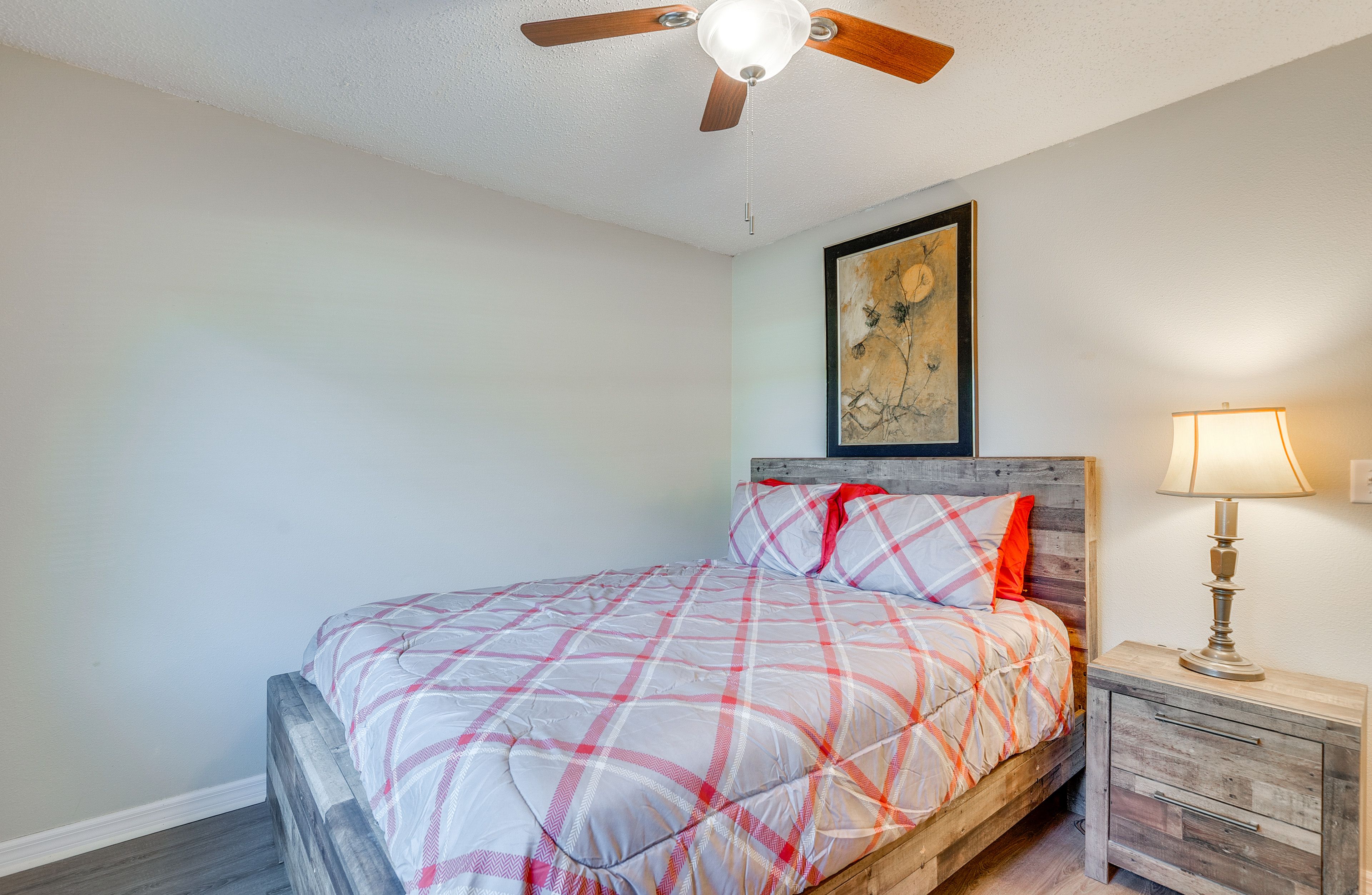 Bedroom 1 | Queen Bed