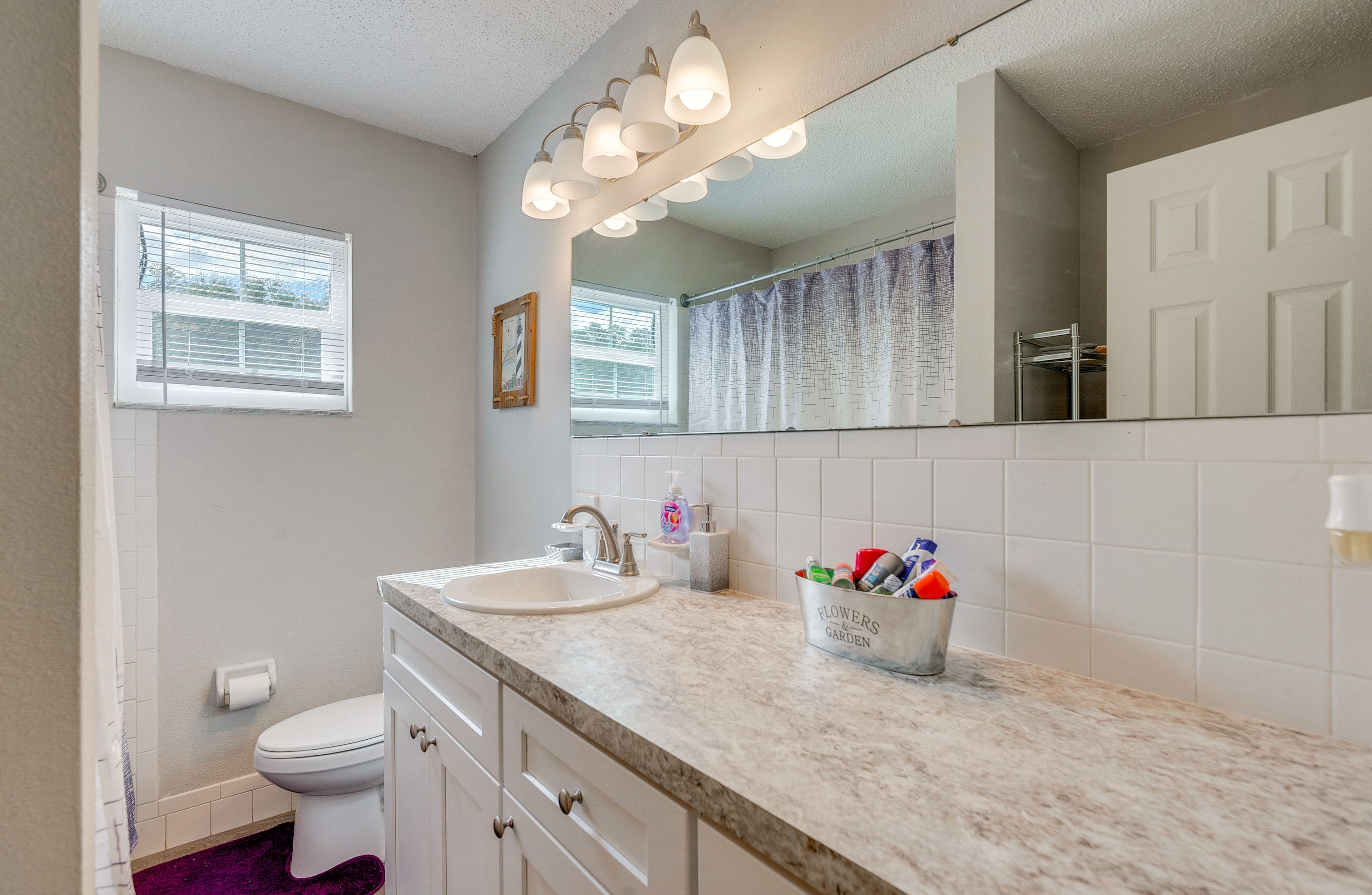 Full Bathroom | Towels Provided | Complimentary Toiletries