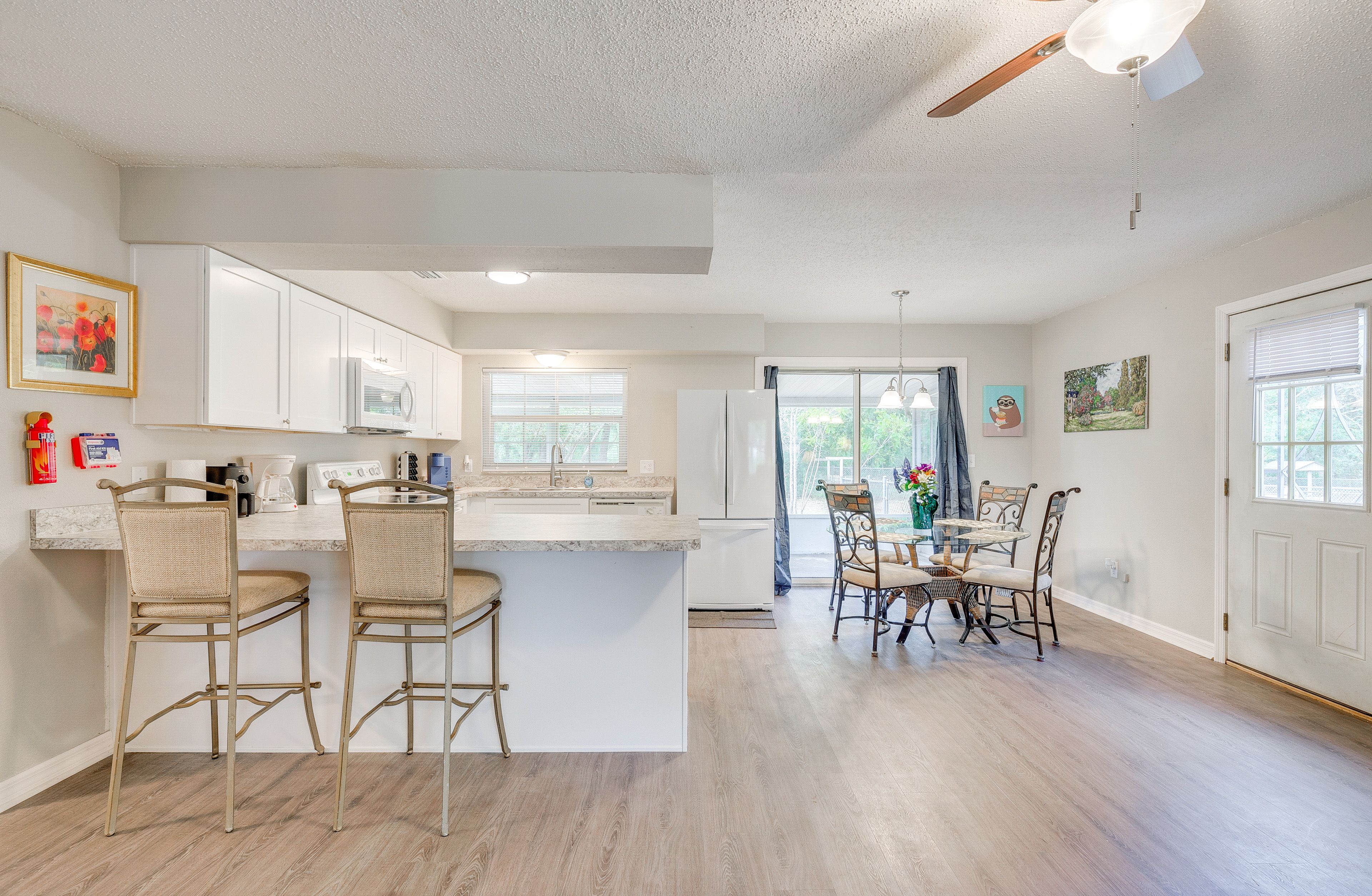 Dining Area | Dishware/Flatware Provided