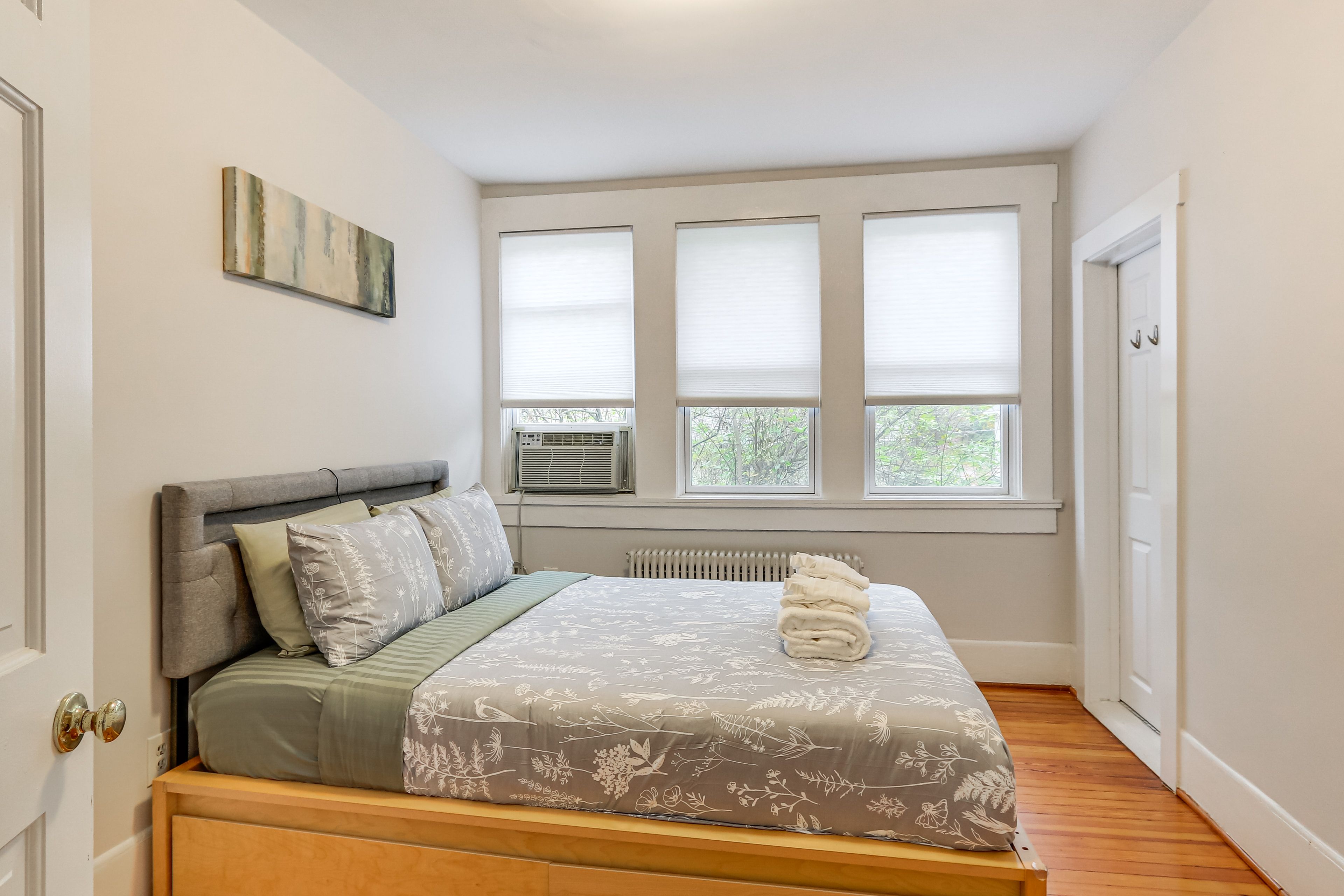 Bedroom 1 | Queen Bed | En-Suite Bathroom