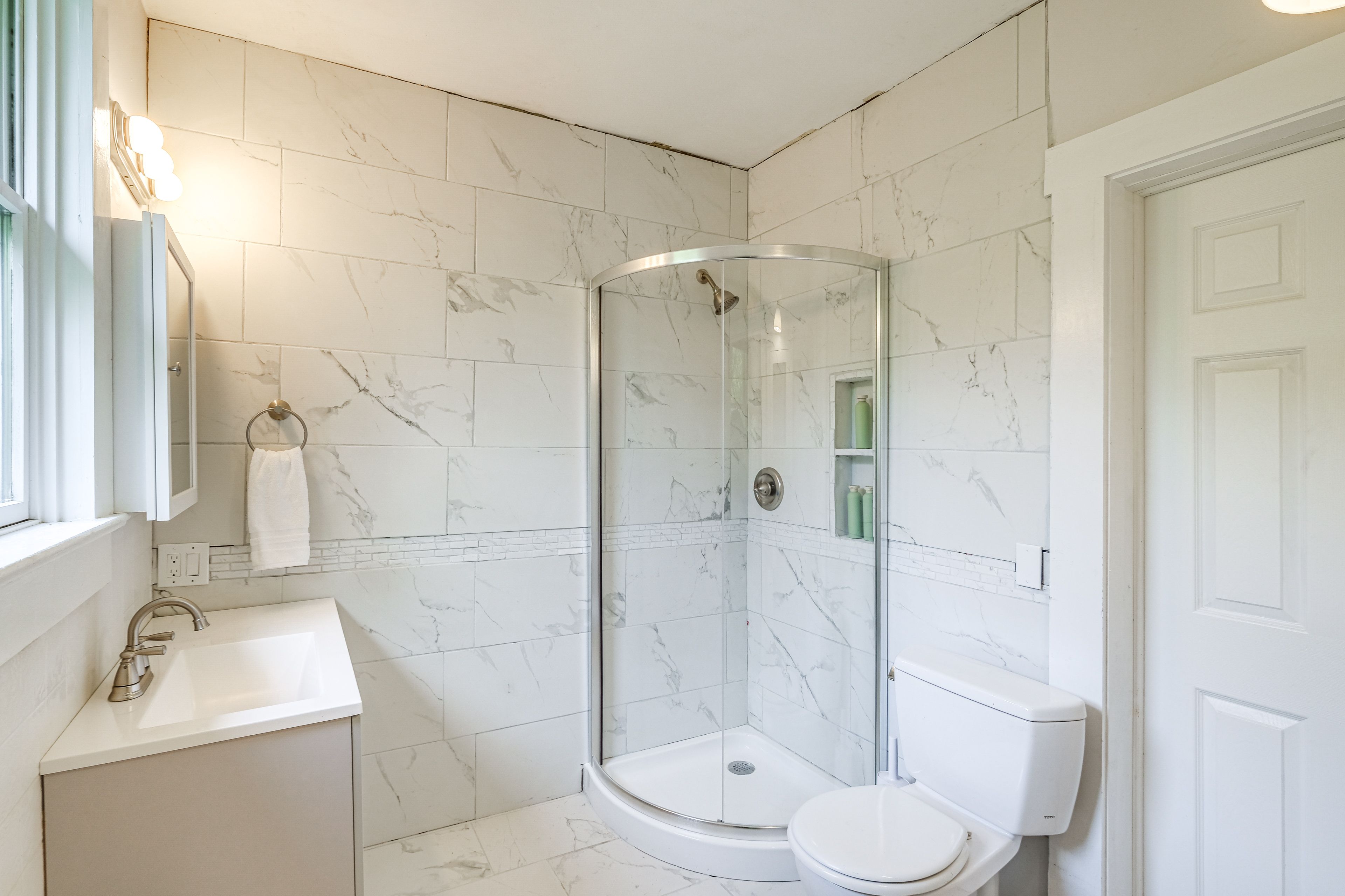 Full Bathroom | Towels Provided