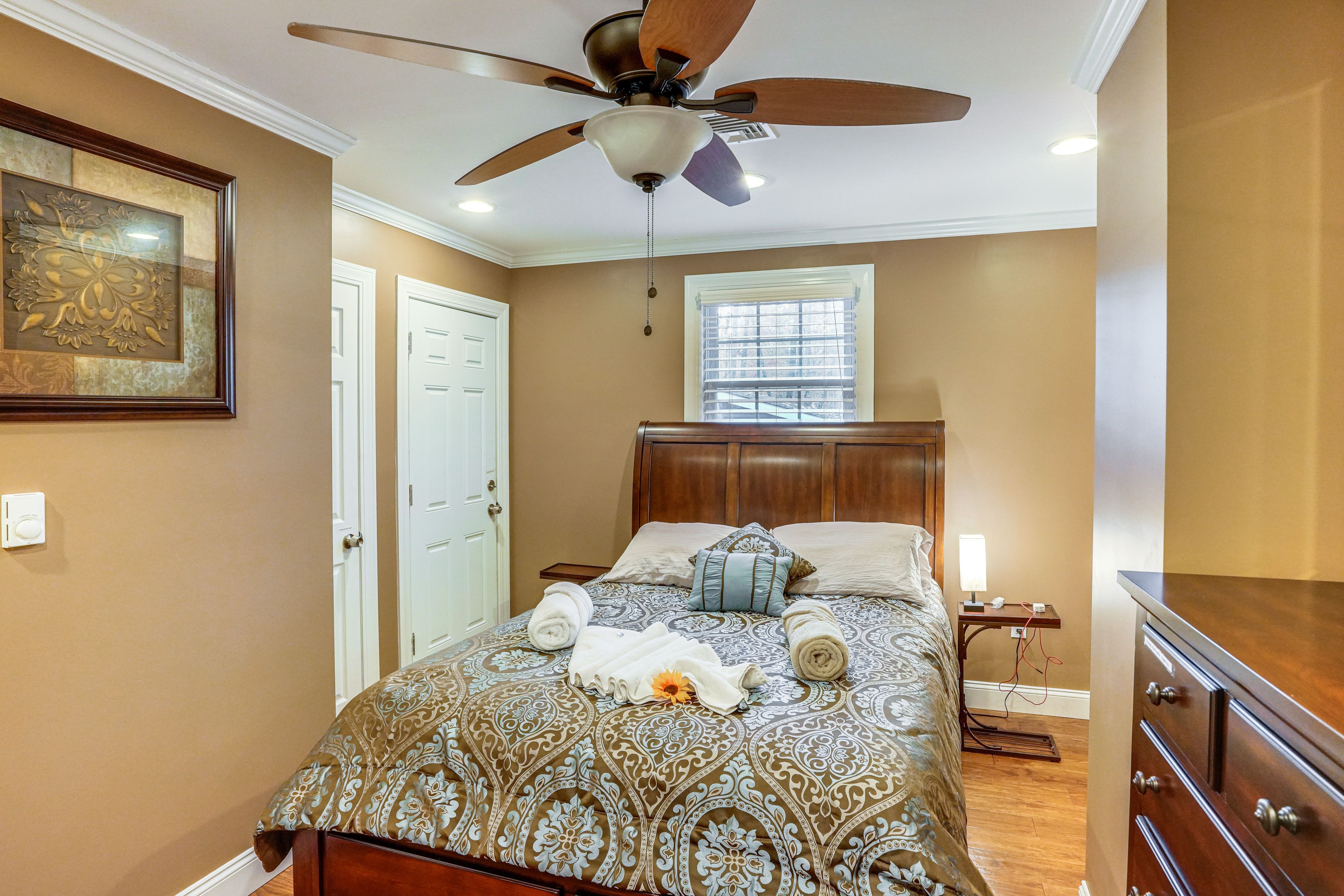 Bedroom 1 | Queen Bed | Main Floor